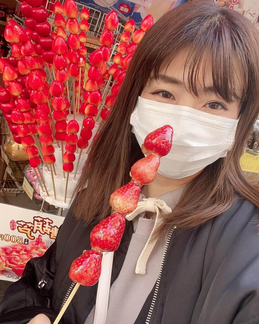 範田紗々さんのインスタグラム写真 - (範田紗々Instagram)「いちご飴🍓 これ、毎日食べたいやつ…❣️ #横浜中華街」2月25日 2時48分 - handa_sasa