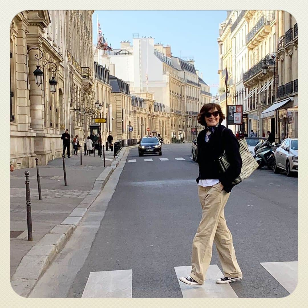 イネス・ド・ラ・フレサンジュさんのインスタグラム写真 - (イネス・ド・ラ・フレサンジュInstagram)「nice sunny day today in Paris ! #happy #gratitude #goingtotheoffice #rogervivier #ruedufaubourgsainthonore #Paris #parisianstyle #picture @_stmleux」2月25日 2時51分 - inesdelafressangeofficial