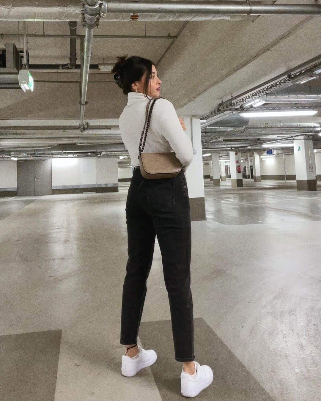 ユスラ・マルディニさんのインスタグラム写真 - (ユスラ・マルディニInstagram)「Casually walking around in the parking lot you know🙇🏽‍♀️」2月25日 2時58分 - yusramardini