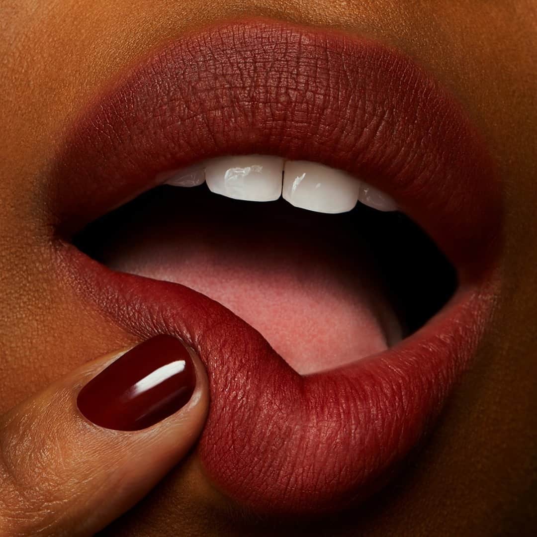 メイクアップアートコスメティックスのインスタグラム：「Our iconic comeback queen got a moisture-matte makeover. Inspired by our most-loved Matte Lipstick in Marrakesh, introduce your lips to Powder Kiss Liquid Lipcolour in Marrakesh-Mere. #MACPowderKiss」