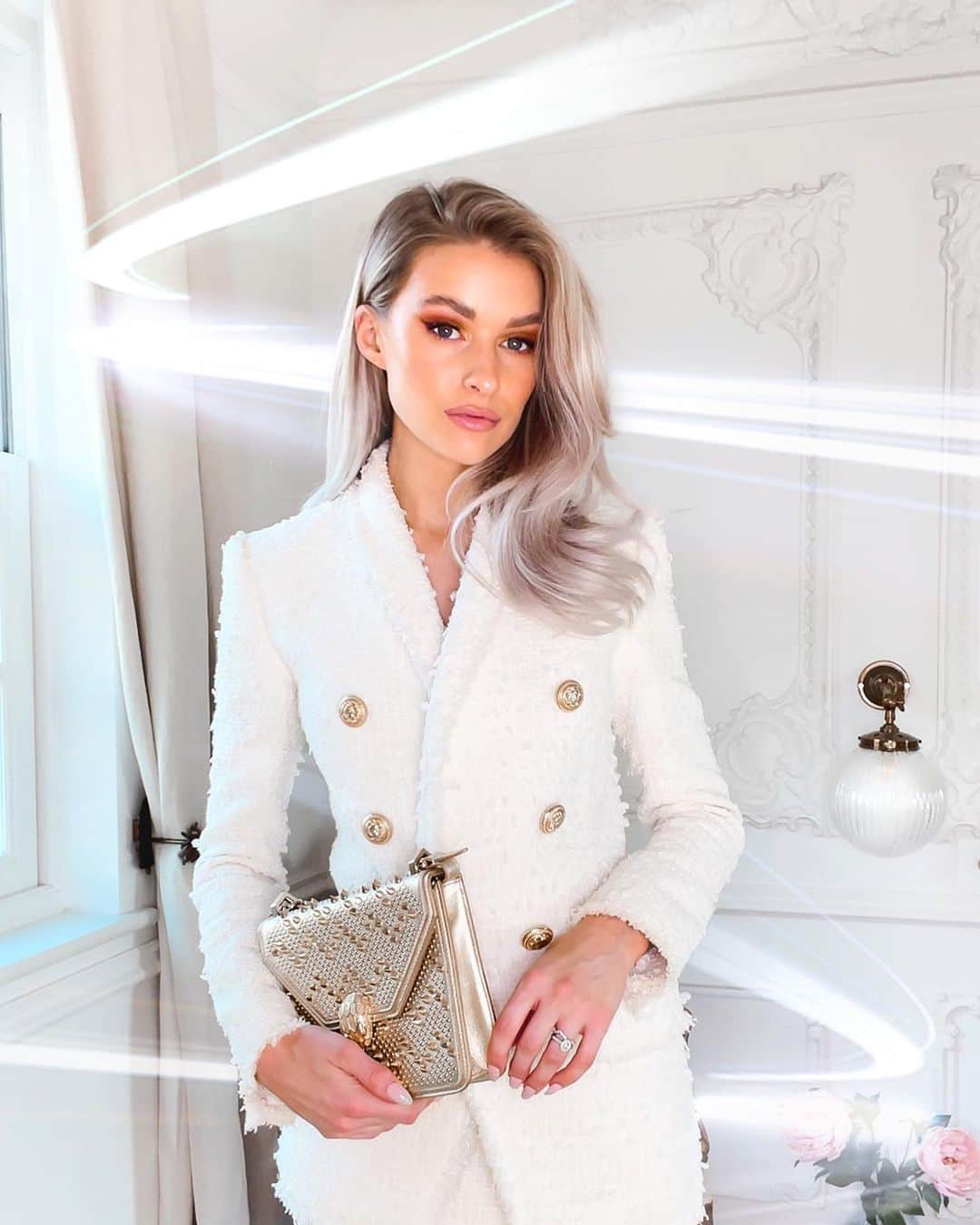 ビクトリアのインスタグラム：「ad. You know me, my suits are my power outfits. I just feel like I’ve got my life together when I’ve blow dried my hair, added a sharp lip line and dressed in a clean cut suit. My work is always 100mph, but I like to think I stay looking pretty cool and collected most of the time and the suits definitely help 🙈  Totally inspired by @SkyTV’s new show, Devils, where the characters working in investment lead the busiest lives but always look impeccable. Have you watched it yet? There’s murder and scandal, all set in London and Rome; I must admit all the iconic locations made me miss being in the capital right now! Me and @harrison watched all 10 episodes this week, so if you’ve watched it too, let’s discuss the best bits, without spoilers haha! If you haven’t seen it yet, the whole series is available on Sky Atlantic #Devils #DevilsOnSky #SkyQVIP」