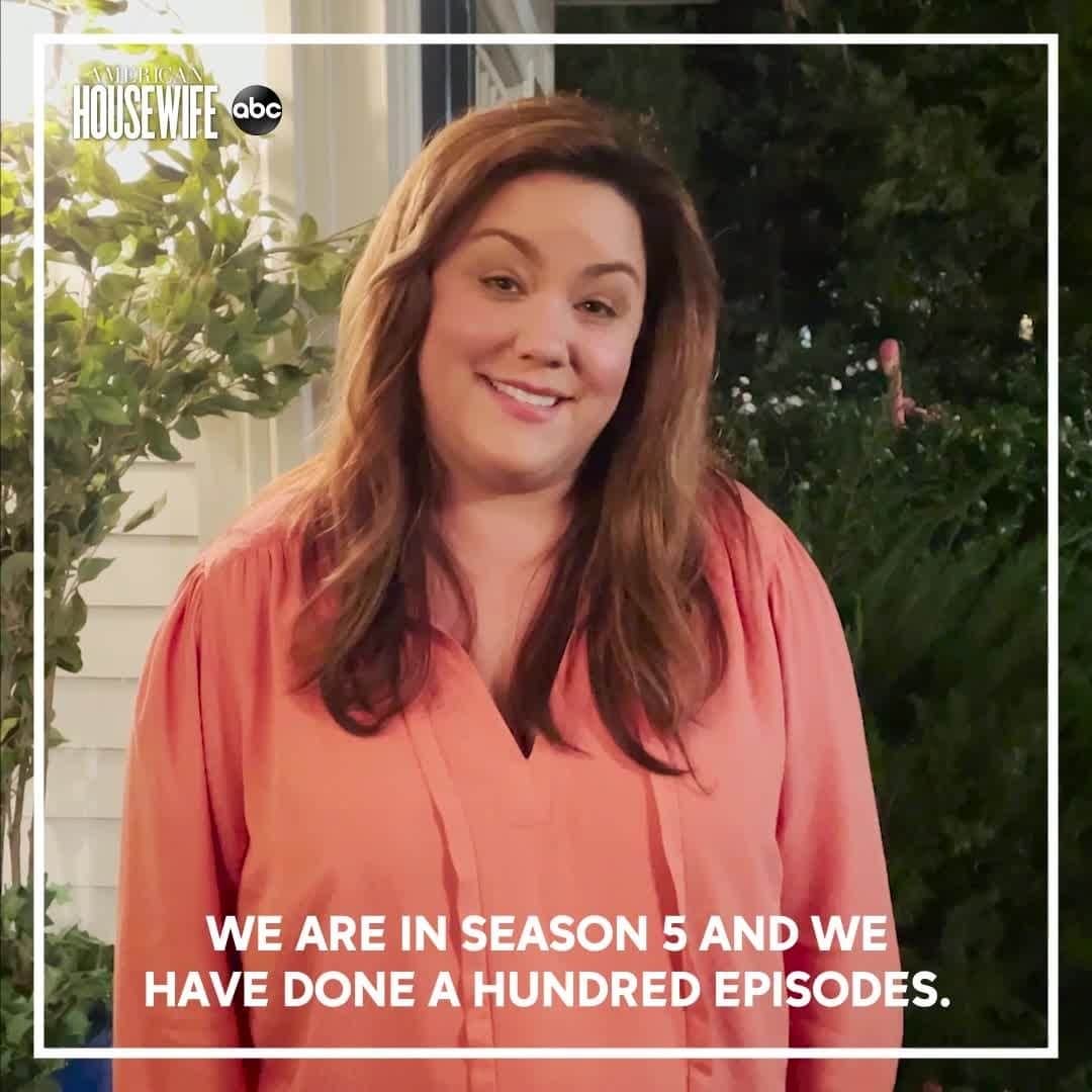 アメリカン・ブロードキャスティング・カンパニーのインスタグラム：「Congrats to the whole cast and crew of @americanhousewifeabc on reaching this 100 episode milestone! ❤️ Don't miss the 100th episode tonight at 8:30|7:30c after #TheGoldbergs! #AmericanHousewife」
