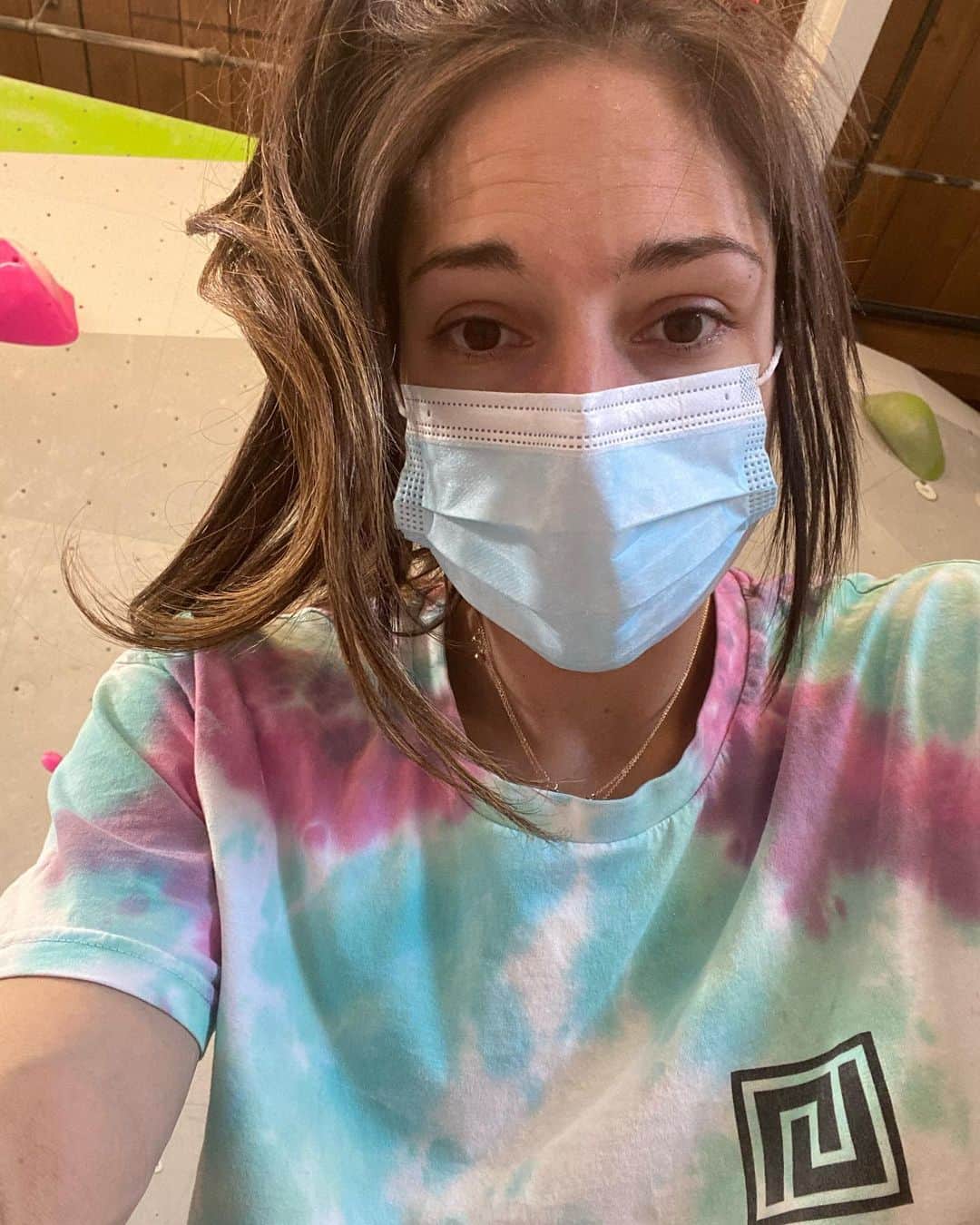 アレックス・パッチシオのインスタグラム：「It’s hard to always see someone’s struggles, we are good at putting on brave faces.  . The last couple weeks have been filled with ups and downs and a good bit of mental struggling. Since I have had covid and then after developed the Insomnia from anxiety which started mid January, it’s definitely been nothing short of a roller-coaster ride!  Some days are better than others and climbing has helped a lot and I was seeing a lot of progression, but the last 2 weeks have been quite difficult again.  I have been really tired and then stressing over sleep and so that vicious cycle happens and then my body has been taking a toll. My body has been really tired and so my climbing performance has been not so good.  Training is hard and I have had to scale it back a bit and try and keep a positive mental attitude! NOT always easy to do!!! 😆  . We have to remind ourselves to take a break, mentally and be kind to ourselves! Climbing has been helping a lot with my anxiety, but then when I started to go down hill and feel really tired i would then stress about it.  . Taking breaks for both mental and physical reasons is important! Not everyday is going to be a good day and that is okay! There will always be ups and downs and that life!  . Without the bad times the good times wouldn’t be so great! You need both in your life and so remember, “You are where you’re supposed to be at that moment in time, physically and mentally!” . Love yourself and love where you are!!! ❤️」