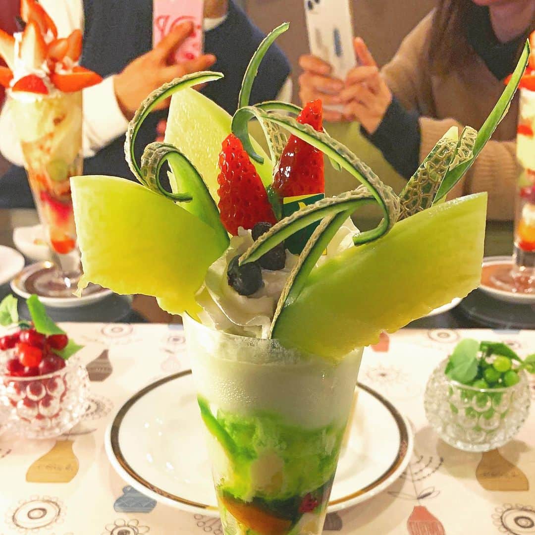 YOICHIのインスタグラム：「#メロンパフェ  #メロンパフェ🍈  #メロンパフェ🍈🍨💕  #メロンパフェおいしかった」