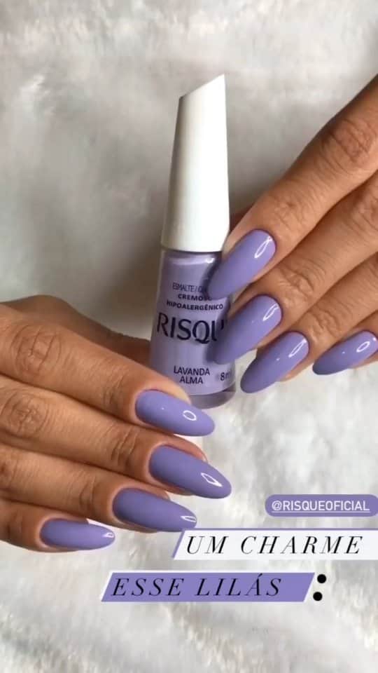 Risqueのインスタグラム：「Dá play pra se inspirar para o seu #RisquéDaSemana! 😍 A musa @raquelsilvaguimaraess escolheu o esmalte #LavandaAlma. Já usou essa cor? 💜   #TáNasNossasMãos #Risqué #EsmaltesRisqué #RisquéRegular」