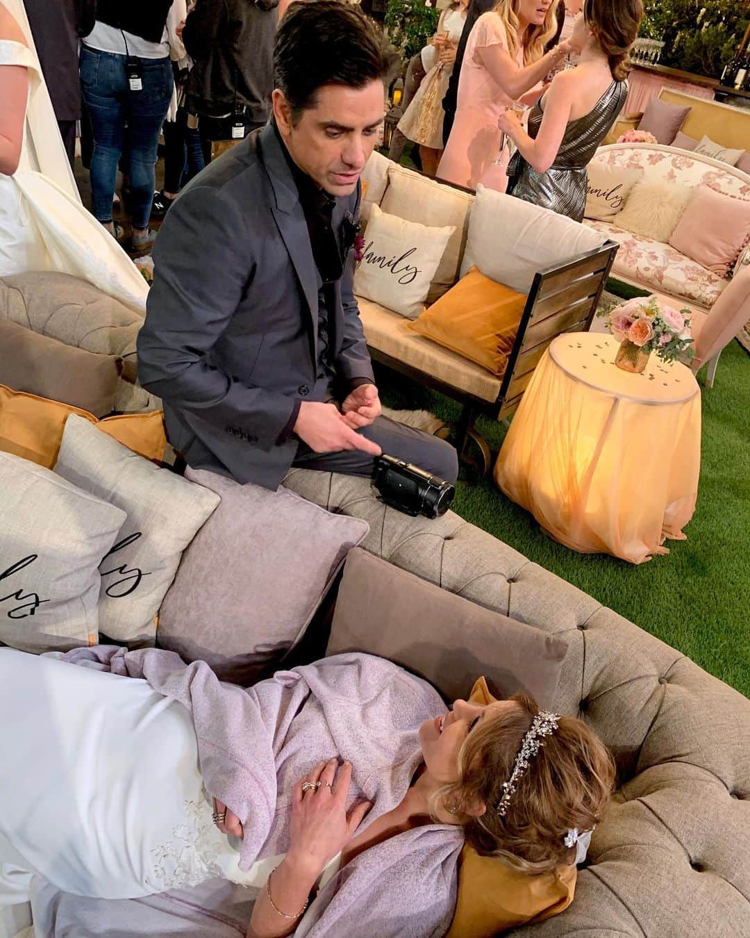 キャンディス・キャメロン・ブレのインスタグラム：「Just a slideshow of photos, and videos that make me both laugh and cry 😂😭 Also just a slideshow of photos, and videos to remind you to vote @fullerhouse for the 2021 Kids Choice Award— Favorite Family TV Show 🏠💕 Head to www.kidschoiceawards.com to vote!」