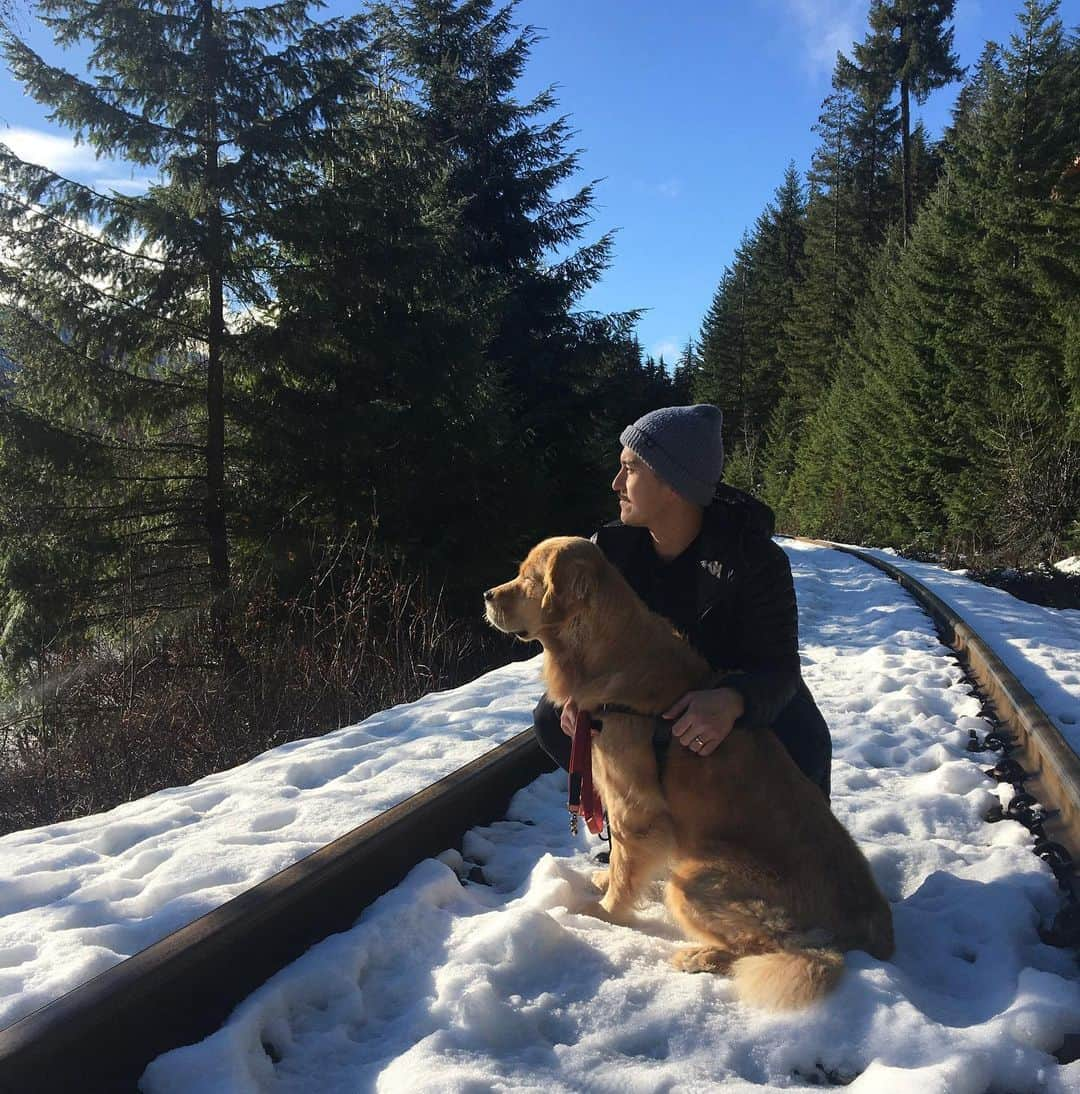 パトリック・チャンのインスタグラム：「Looking for sticks...  [disclaimer: we’re on a closed railway]」