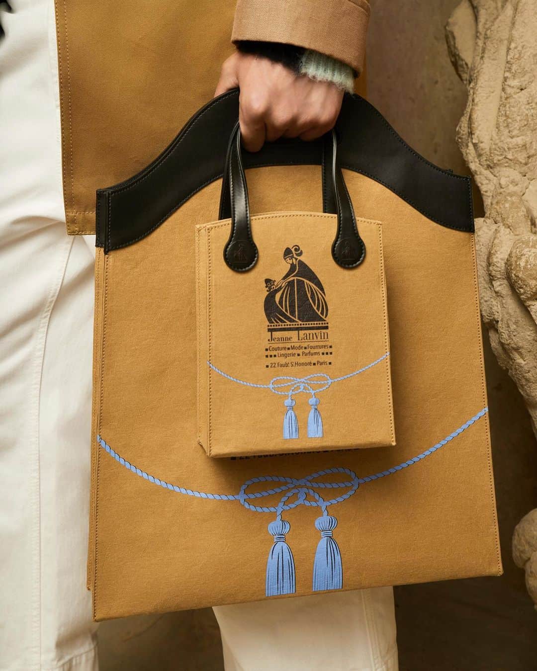 ランバンのインスタグラム：「Tote bags in Kraft with « Mother & Child » logo. #LanvinSS21」