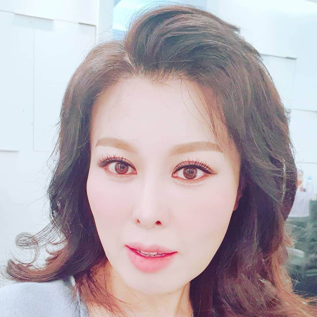 ホン・ジミンさんのインスタグラム写真 - (ホン・ジミンInstagram)「앞머리 올리니 또 새롭구먼  앞머리 짜르면 기르고 싶고  기르면 짜르고 싶고 ㅋㅋㅋ  왜 그러니 증말  전 요렇케 이쁘게 하고  매불쇼에 국민여러분 부르면서 여러분들 응원해드리러 갑니당  아 오늘 임정모 후배님과 함께합니당  아 ~~~~새롭네요 유투브라이브는 첨이라 또 긴장ㅋㅋㅋ 으 떨린당   요즘엔 모든것들이 시대가 바뀌고 있음을 많이 느끼는 요즘입니당  3시에 생방으로 만날께용  오늘도 긍정과 감사함으로 화이링입니다  사랑하고 축복합니당  #매불쇼  #현진영데이  #홍지민TV  #긍정 #감사 #응원」2月25日 14時07分 - jimong0628