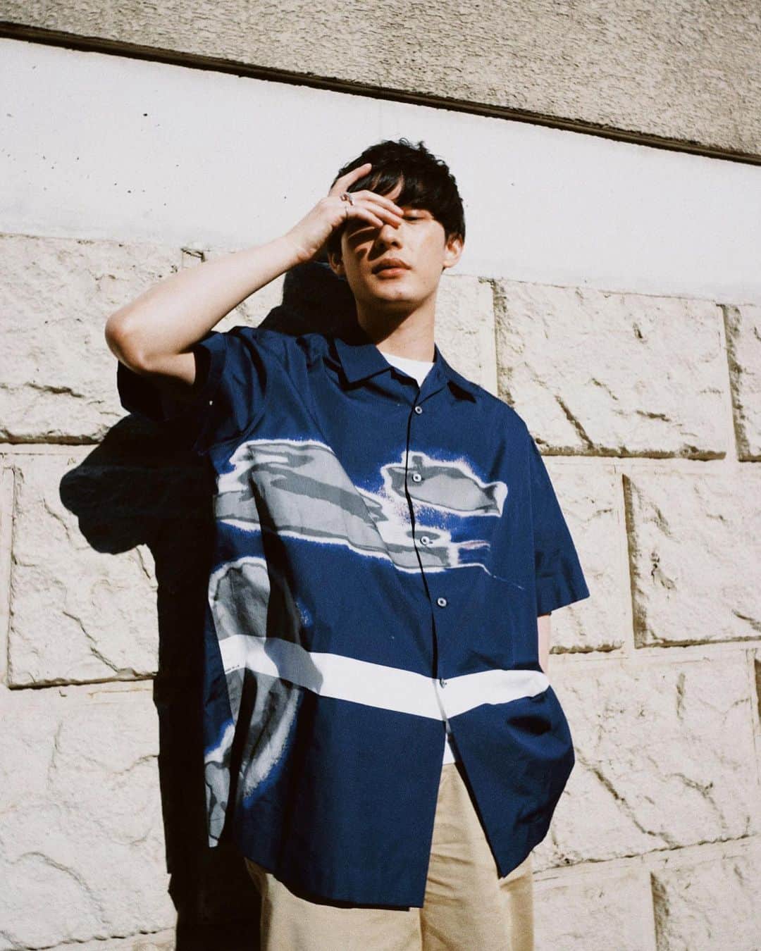のインスタグラム：「dunhillの21SSの洋服を着させていただきました！ リラックスした大人なシャツです。  そして秋冬のコレクションも気になるものが沢山。 特に色味が目を引くアイテムが多かったです！  クリエイティブディレクター、マーク・ウェストンによる21AWコレクションは、今までの洗練された上品さは残しつつ、色味や柄など、新しい『現在』のdunhillを感じられるコレクションでした。  個人的にはグリーンの光沢感が上品なコート、ダウン素材のトレンチや、カラーバリエーションが豊富なロックバッグがめちゃくちゃツボです。今から次の秋冬が楽しみ！  #dunhill #dunhillAW21 @dunhill」