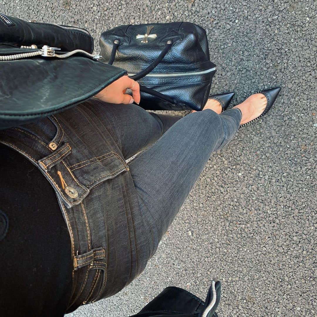 柳めぐみのインスタグラム：「. . All black day🖤 . #blackitem #leatherjacket  #ハードアイテム大好き #ブラックコーデ #outfit  #wardrobe  #シンプル #カジュアル #エレガント #骨格ウェーブ #イエベ秋」