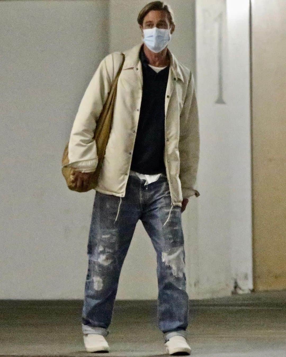 Just Jaredさんのインスタグラム写真 - (Just JaredInstagram)「Brad Pitt sports a tiny ponytail for a long day at his office.  #BradPitt Photos: Backgrid」2月25日 12時32分 - justjared