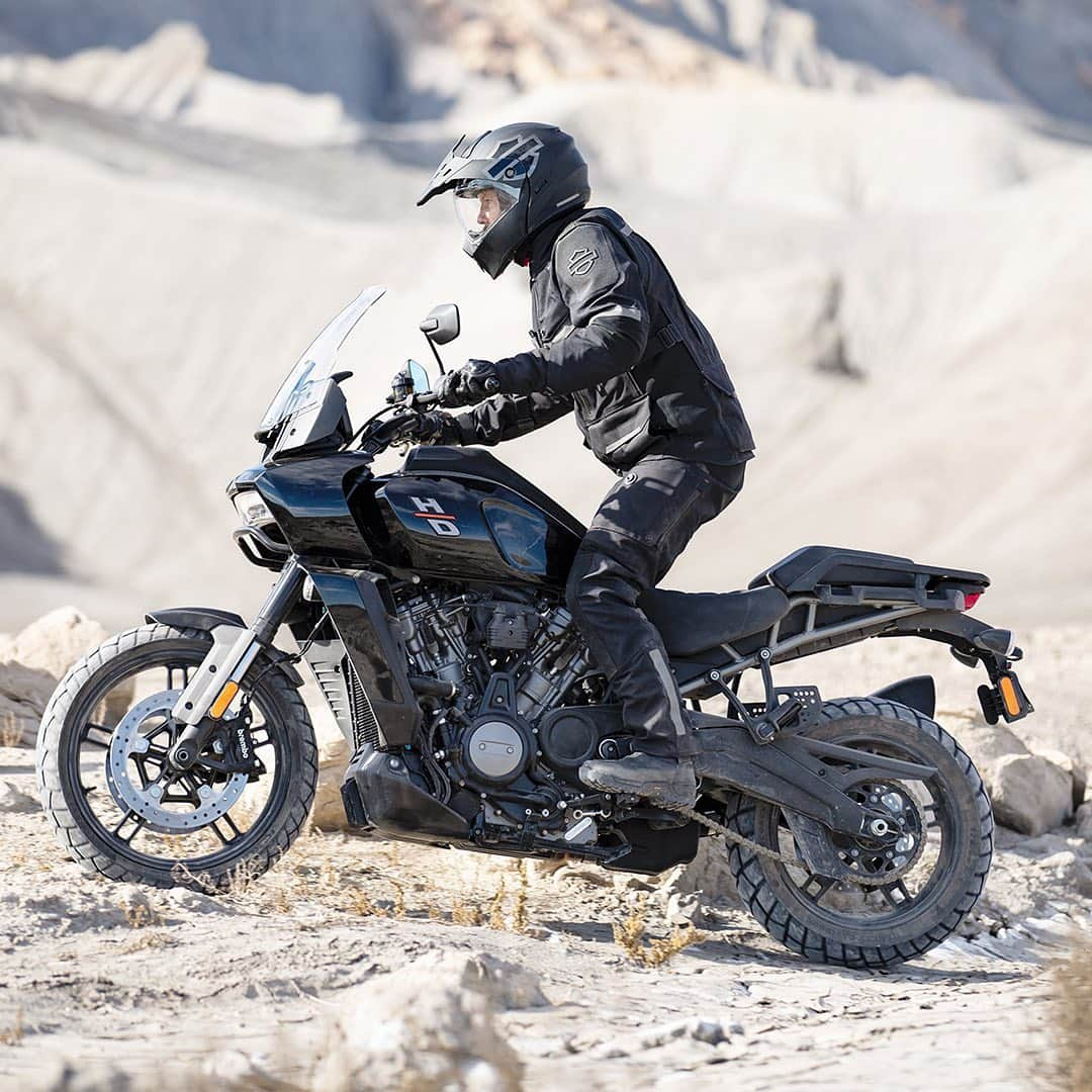 HYPEBEASTさんのインスタグラム写真 - (HYPEBEASTInstagram)「#hypeAF: @harleydavidson has unveiled its first adventure touring motorcycle with the 2021 Pan America 1250. The bike is equipped with a liquid-cooled, 60-degree V-twin, DOHC international engine with variable valve timing boasting 150 HP and ample torque tuned to ensure the rider has maximum control. To put it into perspective, the bike has the ability to go 135 mph with the rider, passenger, and full of cargo. Expect the base-model to be priced at $17,319 USD. Click the link in bio for more info.⁠⁠ Photo: Harley-Davidson」2月25日 12時36分 - hypebeast