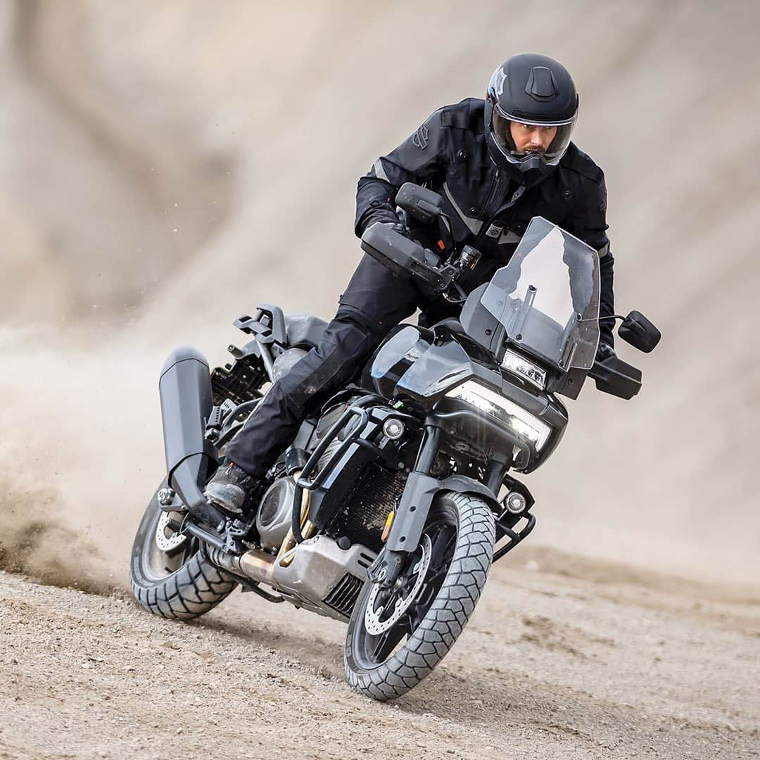 HYPEBEASTさんのインスタグラム写真 - (HYPEBEASTInstagram)「#hypeAF: @harleydavidson has unveiled its first adventure touring motorcycle with the 2021 Pan America 1250. The bike is equipped with a liquid-cooled, 60-degree V-twin, DOHC international engine with variable valve timing boasting 150 HP and ample torque tuned to ensure the rider has maximum control. To put it into perspective, the bike has the ability to go 135 mph with the rider, passenger, and full of cargo. Expect the base-model to be priced at $17,319 USD. Click the link in bio for more info.⁠⁠ Photo: Harley-Davidson」2月25日 12時36分 - hypebeast