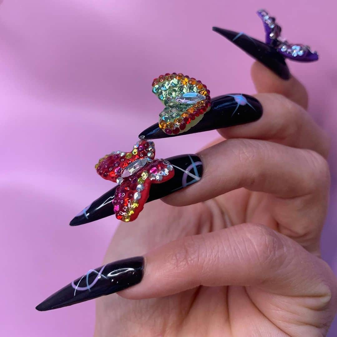 Mei Kawajiriさんのインスタグラム写真 - (Mei KawajiriInstagram)「🦋💕 let’s fly back to 90s when we wore butterfly clips  in our hair ....🦋💕 #nailsbymei #betseybabe」2月25日 12時37分 - nailsbymei