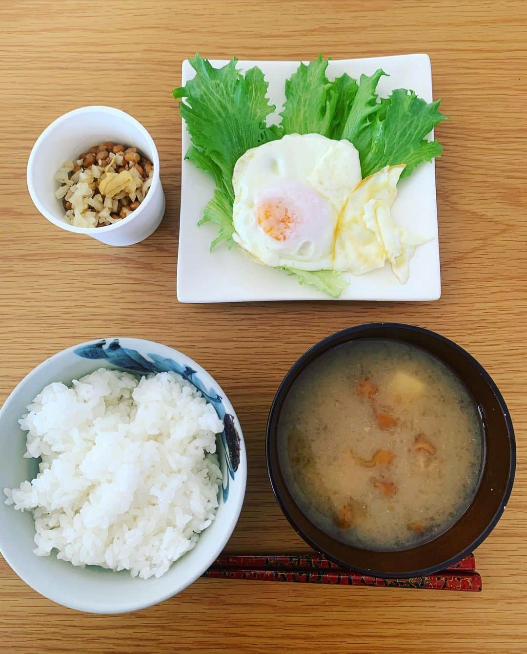 広川ひかるさんのインスタグラム写真 - (広川ひかるInstagram)「久々の竜シェフ👨‍🍳 私の好きななめこと豆腐の味噌汁　 焼き加減が丁度いい目玉焼き 納豆には、昨日頂いた沢庵を細かく刻んで入ってます 、 今週は花粉症が始まって嫌になる 、 #hikaruhirokawa #竜シェフ #ランチ」2月25日 12時48分 - hikaru_hirokawa