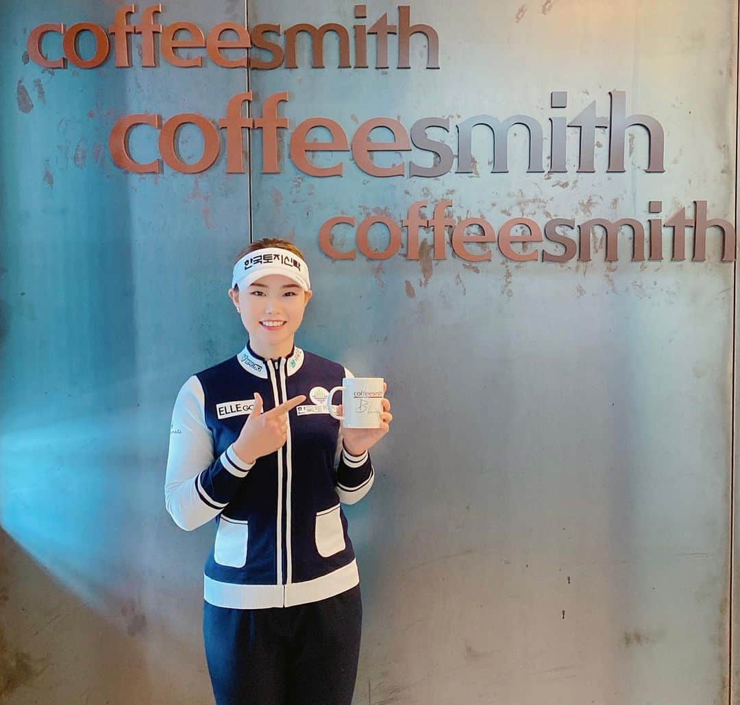 イム・ヒジョンさんのインスタグラム写真 - (イム・ヒジョンInstagram)「올해도 커피스미스와 함께☺️   #coffesmith #커피스미스 #손태영대표님  #커피스미스손태영대표님」2月25日 12時40分 - _heejeong_lim_