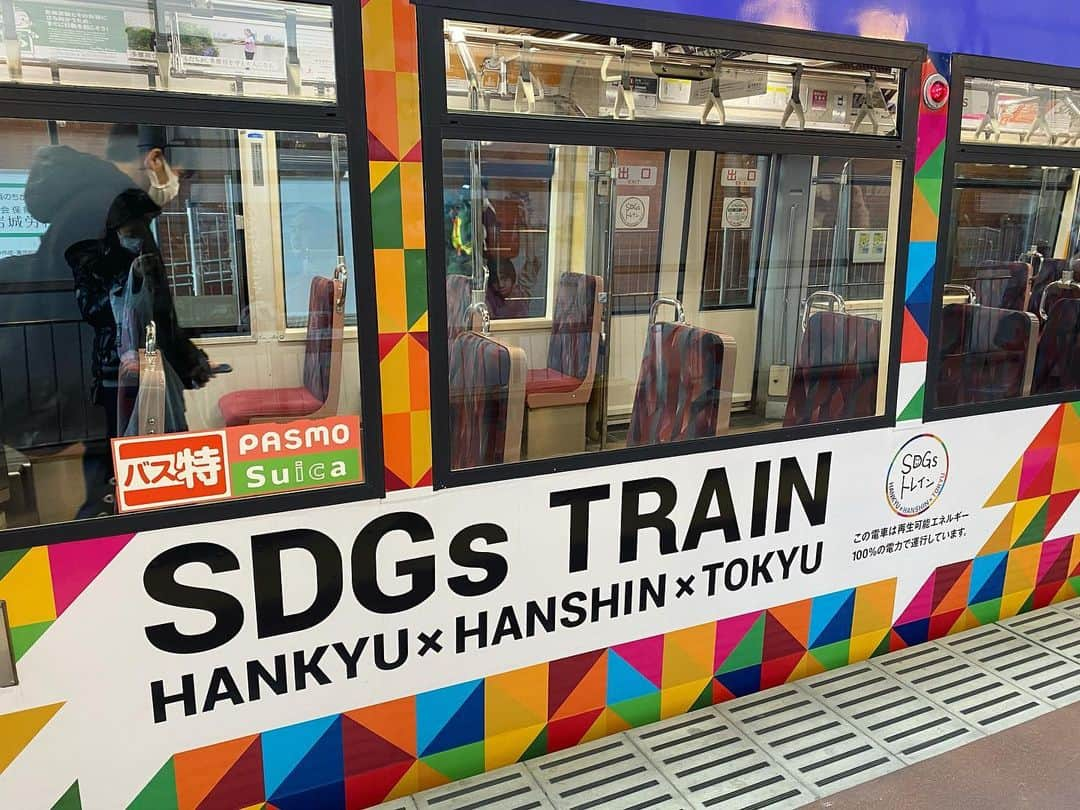 嶺百花のインスタグラム：「♻️初めてのSDGs#2  第二弾  よく利用する電車にもSDGs👀🚃  この前たまたま乗ろうとした電車がSDGs trainだったんです！ 調べてみたら、東横線・田園都市線・世田谷線では省エネ車両を使用しているみたいです！実質的に100%再生可能エネルギー由来の電力で電車を運行しています。  車やタクシーを利用せず、電車を使うだけでもSDGsに貢献できるみたいです😊  #写真撮ってるのが映っちゃってる、、笑」