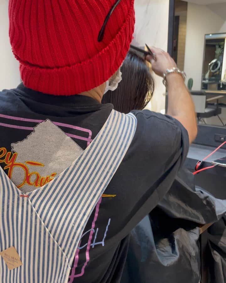 浅野宏明のインスタグラム：「【#レイヤーカット 】  春に連れてオーダーの増える #レイヤー　スタイル✨✂️  トップを短くするかは お客様の扱い方によって調整しますので ご相談ください！  ご予約は0364552808までお問い合わせ下さい✨  カット　¥6600  #カット#美容師#渋谷#渋谷美容室#VAICE#ロングヘアー#ロングレイヤー#ロングスタイル#巻き髪#巻き髪動画#カット動画#ストロークカット#スライドカット#チョップカット」