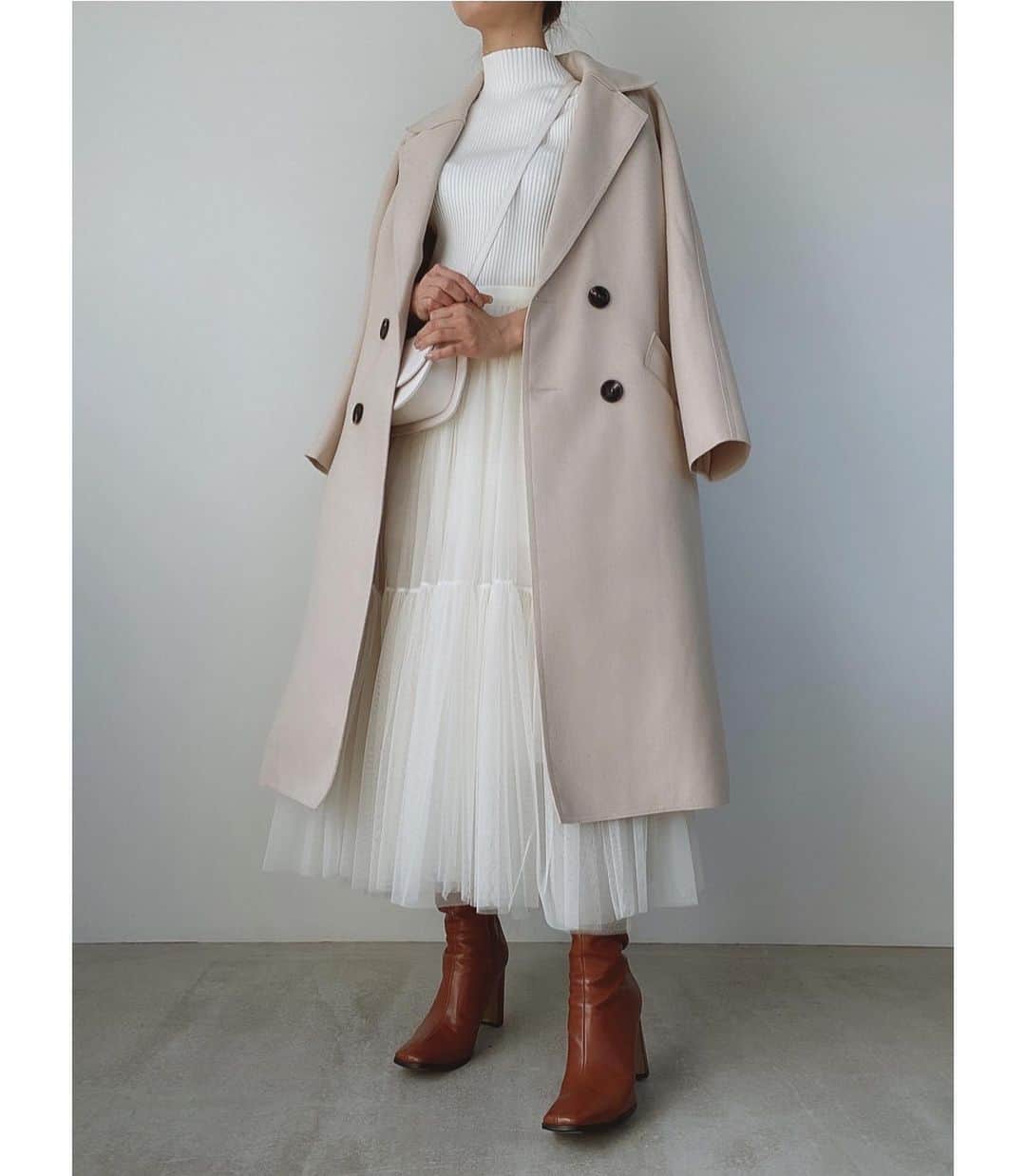 のインスタグラム：「. 【Betty long boots lotation coordinate.】 大人気のロングブーツ春の着回しコーディネート👢 Director @sachika_takemura が提案する春の6スタイリング。 . . 《coordinate4.着用アイテム》 ✔︎Betty long ブーツ (BRN,BLK) ¥15,000 → ¥11,000+tax  ✔︎Trench like wool コート (BEG,BRN) ¥17,000+tax  ✔︎Layerd tulle スカート (IVO,BLK) ¥10,000+tax  ✔︎Braid shoulder バッグ (WHT,BEG) ¥7,500+tax . . 画像をTAPして詳細をCHECK✈︎ . #ACYM #ootd #outfit #coordinate #instagood #instalike #2021SS #fashion #japan #tokyo #バッグ #ショルダーバッグ #チュールスカート #ホワイトコーデ #ロングブーツ #着回しコーデ」