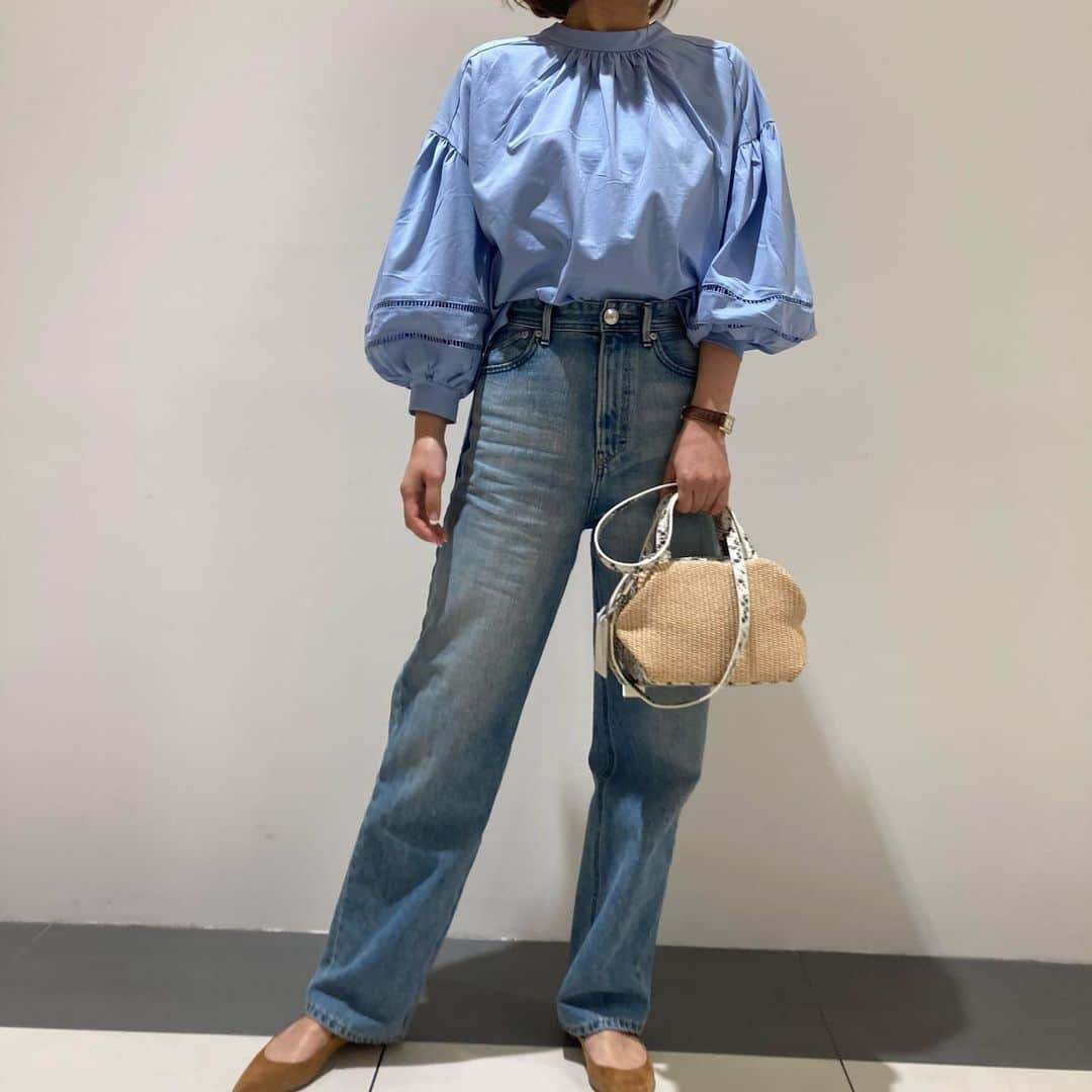 Diviniqueのインスタグラム：「. @torrazzodonna_official のカットソーブラウスは女性らしさを演出してくれるアイテム💙 . . トップス ¥13,800  . パンツ ¥26,000 . バッグ ¥23,000 . . Divinique」