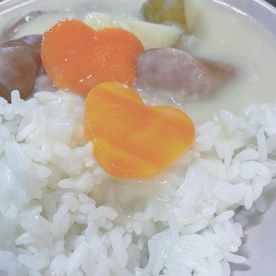 岩崎春果（るちゃまる）のインスタグラム：「. シチューをカレーみたいに食べるんだねって言われたを！う”ぉ」