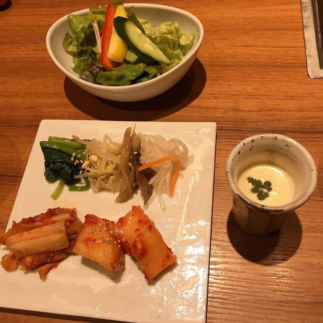 大湯みほさんのインスタグラム写真 - (大湯みほInstagram)「……… やったー😘久しぶりのお肉〜🥩 ・ 結婚してからも… #stayhome つづきで、なかなか外食🍽もできてないね😌という事で… ・ 個室でしっかりと換気、メニューは一回づつ使い捨て👏と、かなり徹底されているということで✨焼肉ジャンボ✨さんへ行ってきましたぁ〜！やっぱり、お家で焼肉はなかなか出来ないから🥺感激が大きかったなぁ〜✨一枚肉を大ぶりに焼いて、たまごで食べるこれ💓大好物なので…久しぶりに食べれて本当うれしかった〜✨🐂　 ・ お家ご飯🍽も、もちろん旦那さんに褒めてもらえるようにがんばろ〜❗️ってさらに思いました🙋‍♀️ ・ #stayhome #だからこそなかなか行けなかった　#焼肉　#そうそうこの味🥺　#🥩　#ぬか漬け　#ぬか漬けワイフ　#がんばります💪」2月25日 12時56分 - nukazukemiho0320