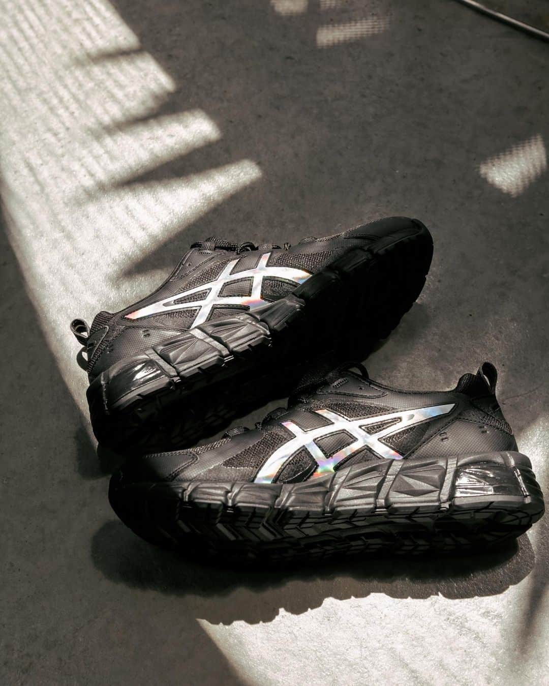 STYLERUNNERさんのインスタグラム写真 - (STYLERUNNERInstagram)「Add some sparkle to your black sneakers with the ASICS Gel-Quantum 180 6 sneakers 👟🖤 #stylerunner #asics #sneakers」2月25日 12時57分 - stylerunner