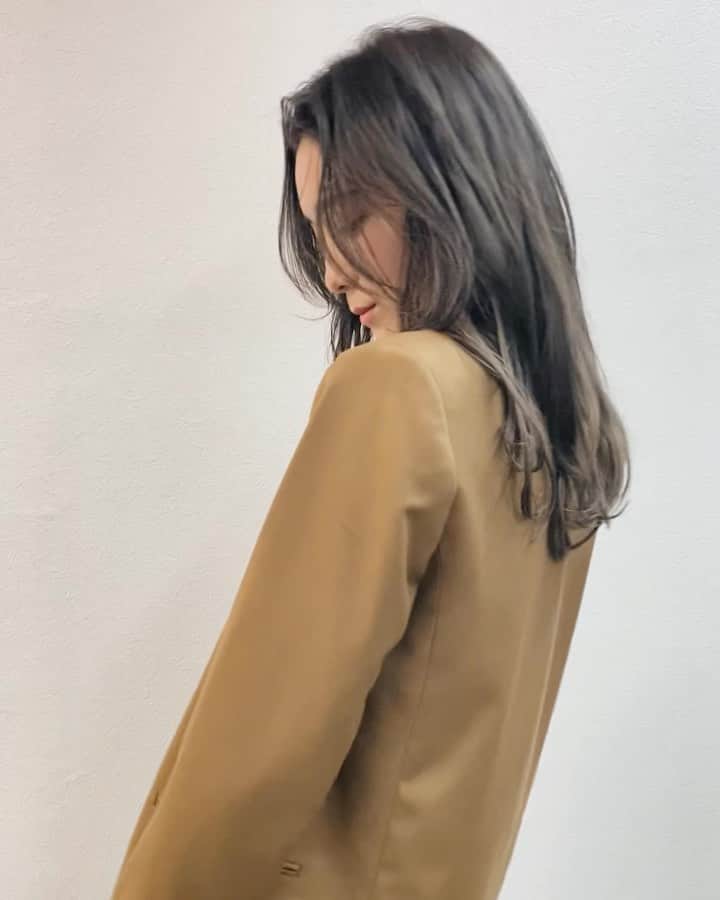 谷口紗耶香のインスタグラム：「@ryo_saltwater ✂︎ 南堀江にnewopenした 恵比寿の人気サロン「SALT WATER」で　透明感のある外人さんカラーに🌿 ・  🚩大阪府大阪市西区南堀江1-11-21 STORK南堀江5F」