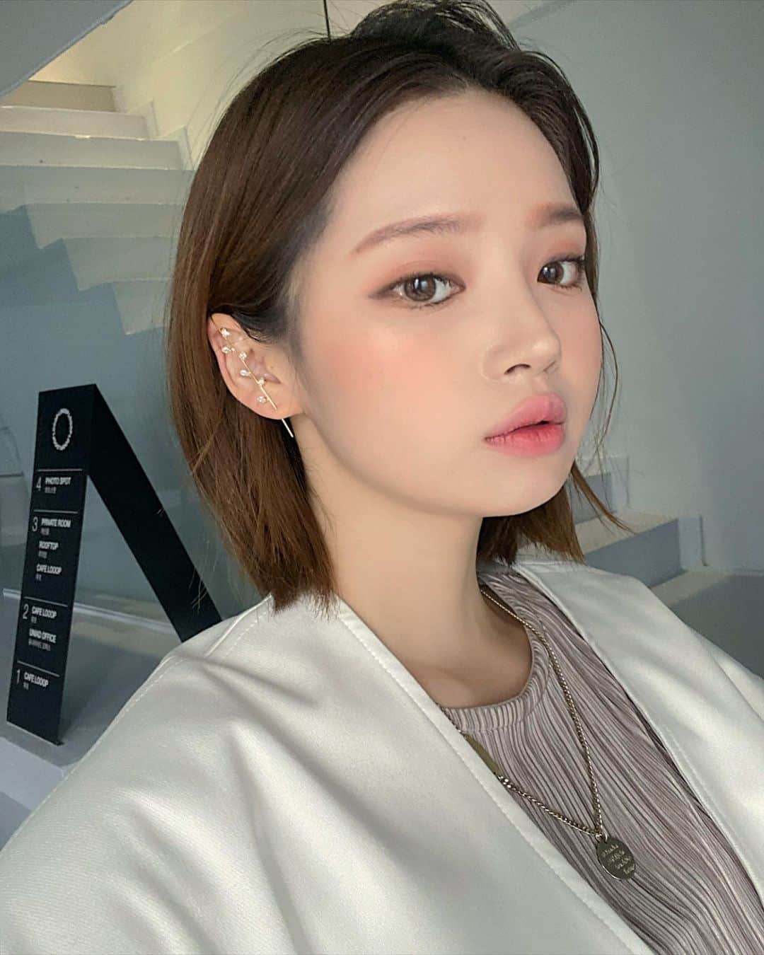 Yoonbitnaのインスタグラム：「셀카를 어떻게 찍으라고 했드라」
