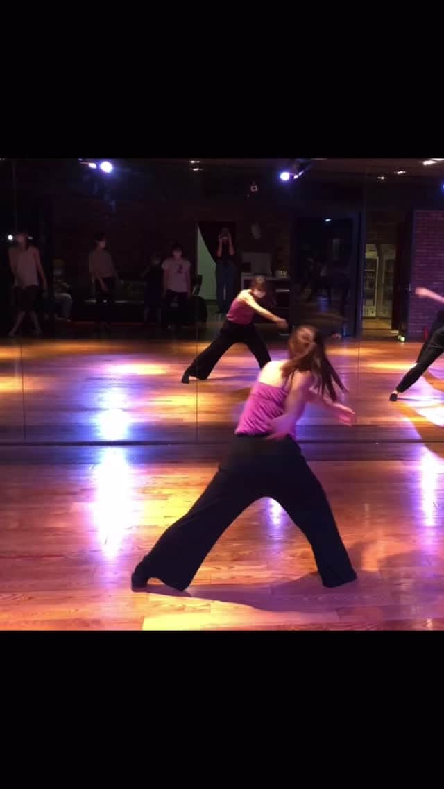 池田美佳のインスタグラム：「【本日予約空きあり💁‍♀️】  #mikadancemovie  #mikadanceclass  《池田美佳ダンスクラス》 引き続き、緊急事態宣言中は下記の時間帯になります。 新規体験も受付中です。 新しい方も、久しぶりの方もお待ちしています♪ ※ご案内していた練習会は3月からにさせていただきます🙏  ◯毎週木曜日 18:50-19:50 ★ダンサー向け  代官山D.studio 経験者の方の為に。楽しく踊ります。  ◯毎週土曜日 12:30-14:00 ★入門・基礎〜初級レベル ゆっくり 新宿御苑前ICHIBANGAI  初めての方にも、ゆっくり説明します。  #ダンス #コンテンポラリーダンス #体験あり #dance #contemporarydance  #ダンスクラス #ダンスレッスン #ダンス動画 #アクロバット #入門 #基礎 #中上級 #代官山 #新宿」