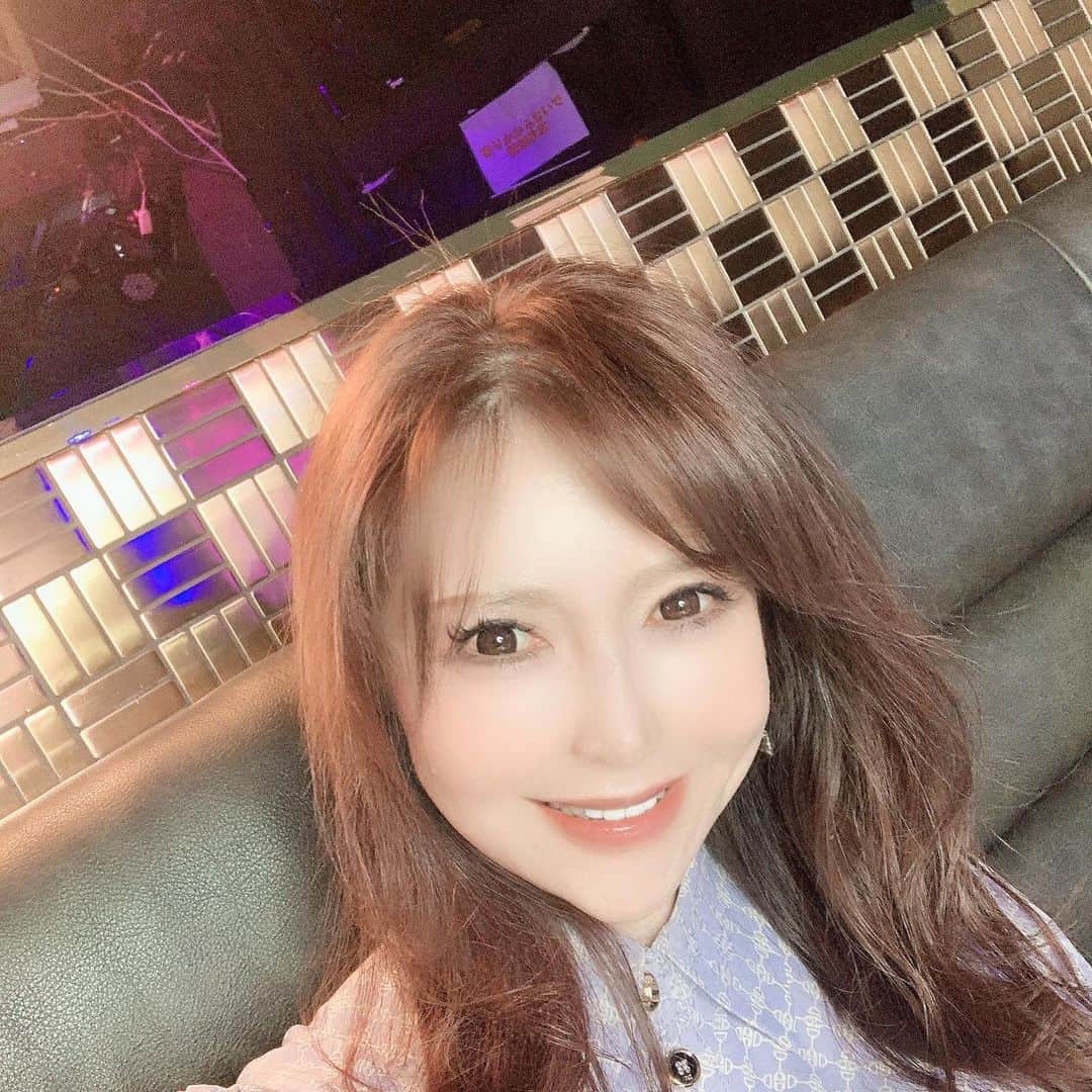 美香さんのインスタグラム写真 - (美香Instagram)「毎日毎日、たくさんDMいただくから本当に心から嬉しい💖  ありがとうございます♪♪♪  なるべく全員に早く返せるように頑張ってます⭐️⭐️⭐️  中にはちょっとだけ気になる文章もくるけど私は、人やMono、この世に存在するすべてに意味があると考えているので一切の偏見がないから大丈夫💖💖💖  けど、私がタグ付けした人に変な探りのメッセージしたりハニートラップみたいなこと、するのやめようね‼️  sns好きだし便利で楽しい💖からだけど低次元レベルの波動が低いレベルの話を聞く時間かありません‼️‼️  時間が1番大事💖💖💖  わたくしの素晴らしい時間と思い出の邪魔するのやめようね  何もうまれませんから！！  #ポジティブ思考 #女性経営者 #お金の勉強 #不動産#不動産女子 #投資家 #美食#ワイン好きな人と繋がりたい」2月25日 12時54分 - mika_richlife