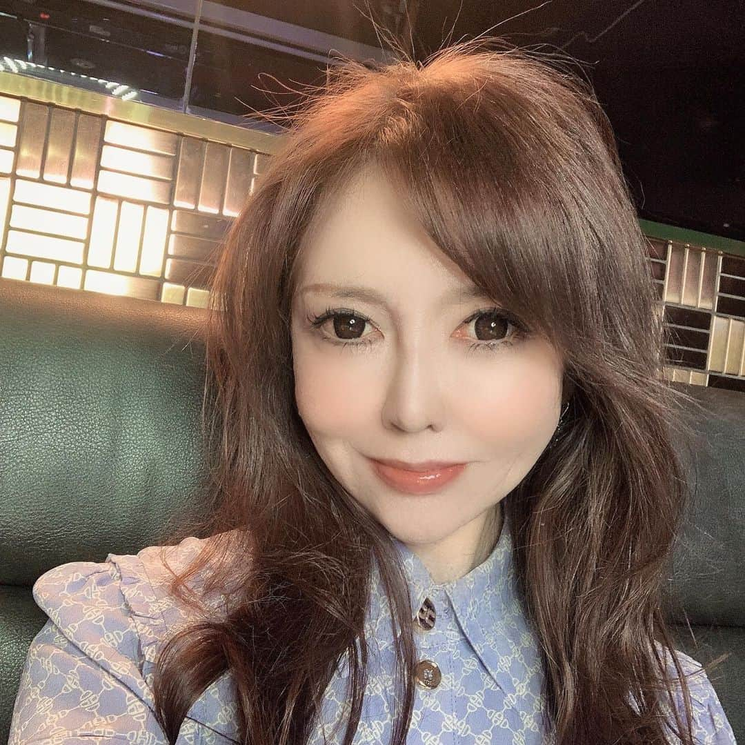 美香のインスタグラム：「毎日毎日、たくさんDMいただくから本当に心から嬉しい💖  ありがとうございます♪♪♪  なるべく全員に早く返せるように頑張ってます⭐️⭐️⭐️  中にはちょっとだけ気になる文章もくるけど私は、人やMono、この世に存在するすべてに意味があると考えているので一切の偏見がないから大丈夫💖💖💖  けど、私がタグ付けした人に変な探りのメッセージしたりハニートラップみたいなこと、するのやめようね‼️  sns好きだし便利で楽しい💖からだけど低次元レベルの波動が低いレベルの話を聞く時間かありません‼️‼️  時間が1番大事💖💖💖  わたくしの素晴らしい時間と思い出の邪魔するのやめようね  何もうまれませんから！！  #ポジティブ思考 #女性経営者 #お金の勉強 #不動産#不動産女子 #投資家 #美食#ワイン好きな人と繋がりたい」