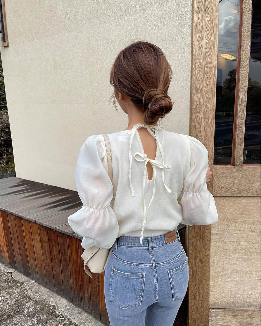 Chuuのインスタグラム：「사랑스러운 이미지의 봄 블라우스❣️ 가벼운 쉬폰 소재로 간절기에 입기 좋은 블라우스에요! 소매에 볼륨감이 더해져 러블리한 실루엣💕💕💕 원피스, 데님, 스커트 다양한 레이어드 코디로 활용 추천할게요!  #chuu#츄#chuu_in_jeju #lovely_daily_look_chuu」