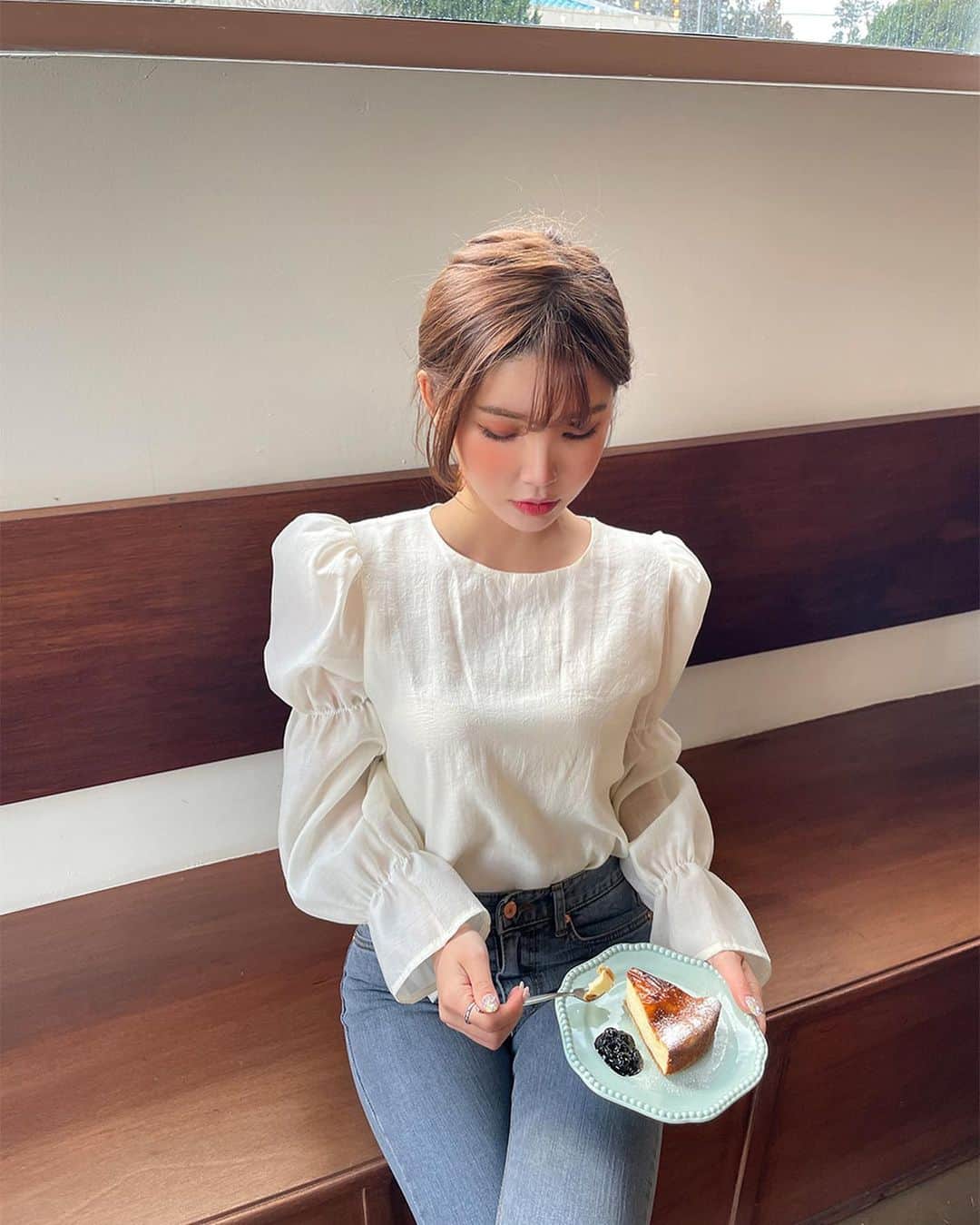 Chuuさんのインスタグラム写真 - (ChuuInstagram)「사랑스러운 이미지의 봄 블라우스❣️ 가벼운 쉬폰 소재로 간절기에 입기 좋은 블라우스에요! 소매에 볼륨감이 더해져 러블리한 실루엣💕💕💕 원피스, 데님, 스커트 다양한 레이어드 코디로 활용 추천할게요!  #chuu#츄#chuu_in_jeju #lovely_daily_look_chuu」2月25日 12時55分 - chuu_official