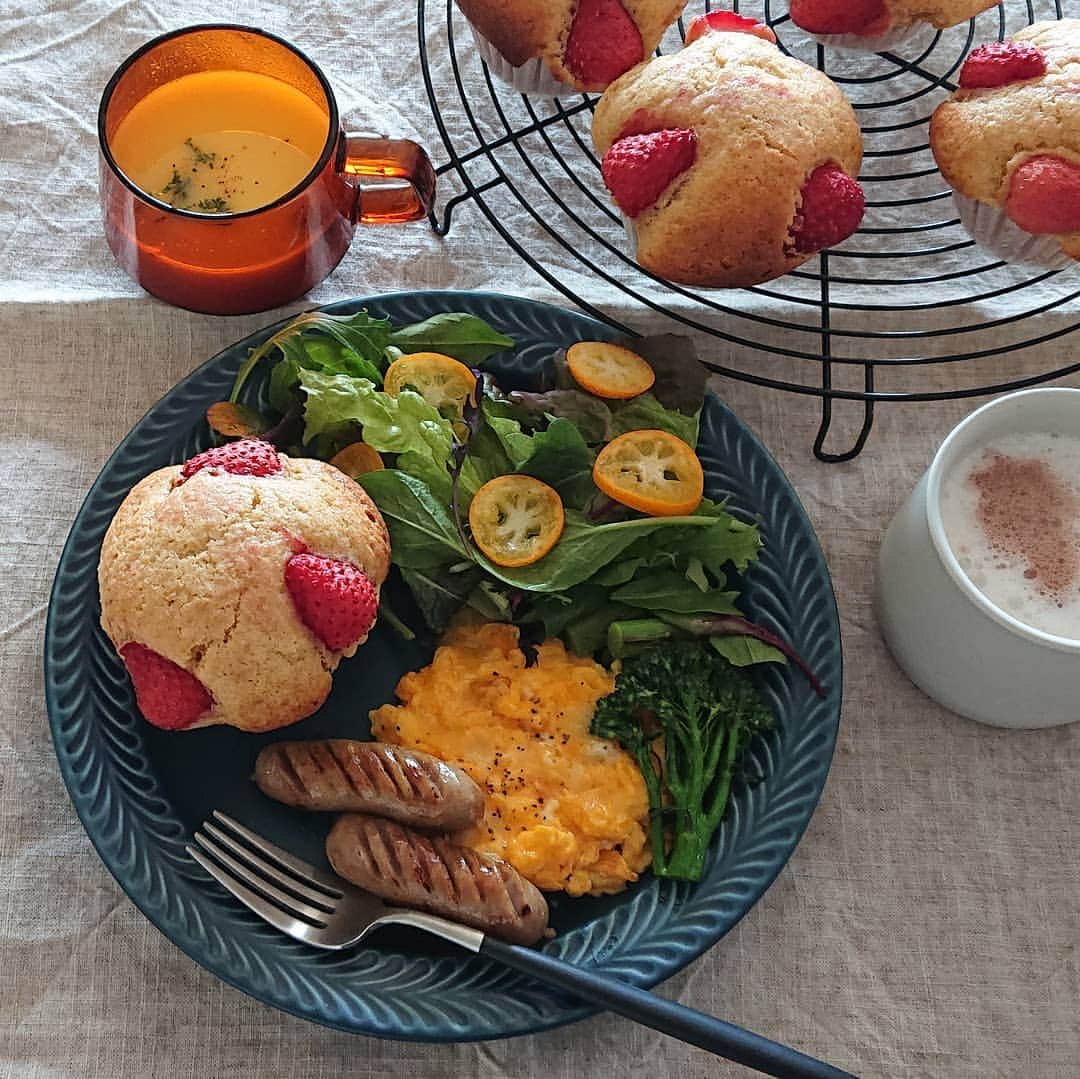 藤森夕子さんのインスタグラム写真 - (藤森夕子Instagram)「息子の朝ごはん(^-^) チーズinスクランブルエッグといちごマフィン。 初、生いちごマフィン気に入ってくれて良かった😁👍 しかしキンカンサラダは、キンカンよけられた。やっぱりな…笑笑  #息子ごはん#息子朝食#ワンプレート#ワンプレートモーニング  #いちごマフィン#生いちごマフィン #朝食マフィン#朝食男子 #モーニングプレート #手作り #手作りマフィン #てづくりごはん365 #てづくりおべんと365 #今日のごはん #毎日ごはん#フーディーテーブル #うちるフォト #ローズマリー#kinto #おうち時間#おうちごはんlover #おうちカフェ #おうちごはん #中学男子ごはん#チョコチーノ」2月25日 12時59分 - yukofujimori2525