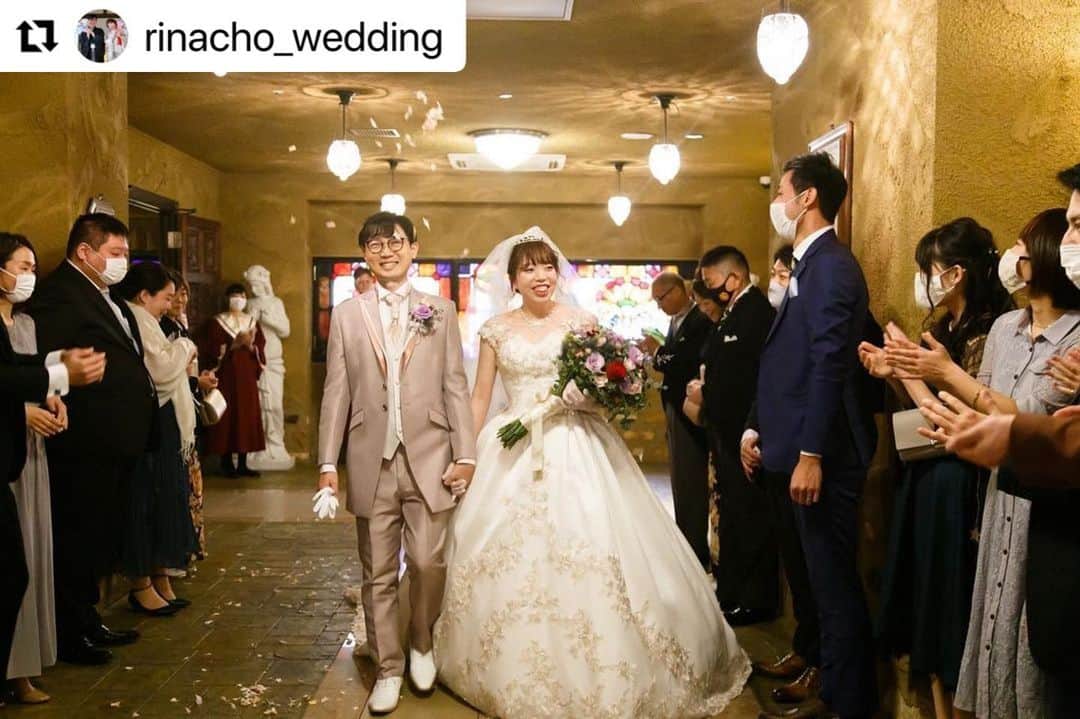 セレス高田馬場さんのインスタグラム写真 - (セレス高田馬場Instagram)「#Repost @rinacho_wedding with @make_repost ・・・ . . @rinacho_wedding  様から リポストさせて頂きました❤️ . . 💍・・Happy Wedding!!!!!! . . . ※本垢でも載せてるため   内容被ってます。  * *  𝚆𝚎𝚍𝚍𝚒𝚗𝚐 𝚍𝚛𝚎𝚜𝚜...♡♡ #ぴよりなスタグラム   .  やっっと式場のデーターが届いたので、少しずつレポを___ ✍🏻  .  なにから書こうかな〜と思ったけど、 まづは お気に入りの ドレスから💗  .  普段から迷わず 即決する性格やねんけど WD と CDともに ほぼ即決で決まりました😂💗  .  WDは Instagram で見てて レースの感じと刺繍がとっても好みで決定〃  当初の予定では痩せてて サイズ感もピッタリなはずが コロナで延期… ベビさんが 来てくれて ちょうど 妊娠 5ヶ月 になり 悪阻もなく 体重が 増加して WDに関しては ピチピチやった🤣💥笑  それも 良き思い出 🤭❤️笑  .  カラードレス に関しては 来てくれた人たちが みんな"意外 " とゆってたくらい😳❕  普段は 赤とかワインレッドが好きなんやけど… このキラッキラな ドレス に一目惚れして 即決🥰❤️  写メ以上にキラキラしてて ほんまに可愛い🥺💕💕  .  あとは結婚式始める時に知った迷信？的なのに引かれて、ブルー系にしようと決めてた😂  .  結婚式当日に ブルーの物を身につけると ずっと幸せでおれるらしい𓂃𓈒𓏸  みんなにもめっちゃ意外と言われたけど… めちゃくちゃ綺麗と褒めてもらえて大正解🙆🏻‍♀️💗  もう1回着たいくらい大好きなドレス☺️❤️  同じセレスの卒花嫁さんに トルソーの存在を教えてもらって 当日は WDとCD着て ツーショットで撮れたのも良き思い出♡  WDはお気に入りすぎて 結局 購入しました…🤭💓 ぴよちゃんありがとうੈ✩  でもドレスの使い道はないなあ〜…と思ってたら🤔 さすがプランナーさん ❕❕  ベビさんの 「ドレスやおくるみセットにできますよ 」 とのこと😳❕❕  なので セレスでそのまま注文 。  3月くらいに出来上がるみたいやから とっっても楽しみや😍❤️  一生に1度の 結婚式 💐 お姫様になれた気分でした☺️💗  * * #卒花嫁#卒花嫁レポ#ウェディングドレス #カラードレス #セレス花嫁#セレス高田馬場 #ちーむ0404#ちーむ1212 #マタニティウェディング #マタニティウェディングドレス  #PIARY#ピア花会認定ブライダルレポーター  #コロナ禍結婚式  #第一子妊娠中 #女の子のママ  #2021年4月出産予定」2月25日 13時00分 - celestakada