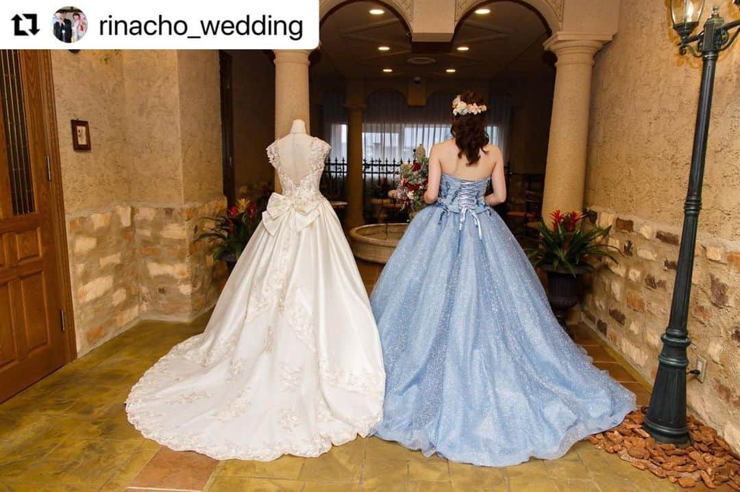 セレス高田馬場のインスタグラム：「#Repost @rinacho_wedding with @make_repost ・・・ . . @rinacho_wedding  様から リポストさせて頂きました❤️ . . 💍・・Happy Wedding!!!!!! . . . ※本垢でも載せてるため   内容被ってます。  * *  𝚆𝚎𝚍𝚍𝚒𝚗𝚐 𝚍𝚛𝚎𝚜𝚜...♡♡ #ぴよりなスタグラム   .  やっっと式場のデーターが届いたので、少しずつレポを___ ✍🏻  .  なにから書こうかな〜と思ったけど、 まづは お気に入りの ドレスから💗  .  普段から迷わず 即決する性格やねんけど WD と CDともに ほぼ即決で決まりました😂💗  .  WDは Instagram で見てて レースの感じと刺繍がとっても好みで決定〃  当初の予定では痩せてて サイズ感もピッタリなはずが コロナで延期… ベビさんが 来てくれて ちょうど 妊娠 5ヶ月 になり 悪阻もなく 体重が 増加して WDに関しては ピチピチやった🤣💥笑  それも 良き思い出 🤭❤️笑  .  カラードレス に関しては 来てくれた人たちが みんな"意外 " とゆってたくらい😳❕  普段は 赤とかワインレッドが好きなんやけど… このキラッキラな ドレス に一目惚れして 即決🥰❤️  写メ以上にキラキラしてて ほんまに可愛い🥺💕💕  .  あとは結婚式始める時に知った迷信？的なのに引かれて、ブルー系にしようと決めてた😂  .  結婚式当日に ブルーの物を身につけると ずっと幸せでおれるらしい𓂃𓈒𓏸  みんなにもめっちゃ意外と言われたけど… めちゃくちゃ綺麗と褒めてもらえて大正解🙆🏻‍♀️💗  もう1回着たいくらい大好きなドレス☺️❤️  同じセレスの卒花嫁さんに トルソーの存在を教えてもらって 当日は WDとCD着て ツーショットで撮れたのも良き思い出♡  WDはお気に入りすぎて 結局 購入しました…🤭💓 ぴよちゃんありがとうੈ✩  でもドレスの使い道はないなあ〜…と思ってたら🤔 さすがプランナーさん ❕❕  ベビさんの 「ドレスやおくるみセットにできますよ 」 とのこと😳❕❕  なので セレスでそのまま注文 。  3月くらいに出来上がるみたいやから とっっても楽しみや😍❤️  一生に1度の 結婚式 💐 お姫様になれた気分でした☺️💗  * * #卒花嫁#卒花嫁レポ#ウェディングドレス #カラードレス #セレス花嫁#セレス高田馬場 #ちーむ0404#ちーむ1212 #マタニティウェディング #マタニティウェディングドレス  #PIARY#ピア花会認定ブライダルレポーター  #コロナ禍結婚式  #第一子妊娠中 #女の子のママ  #2021年4月出産予定」