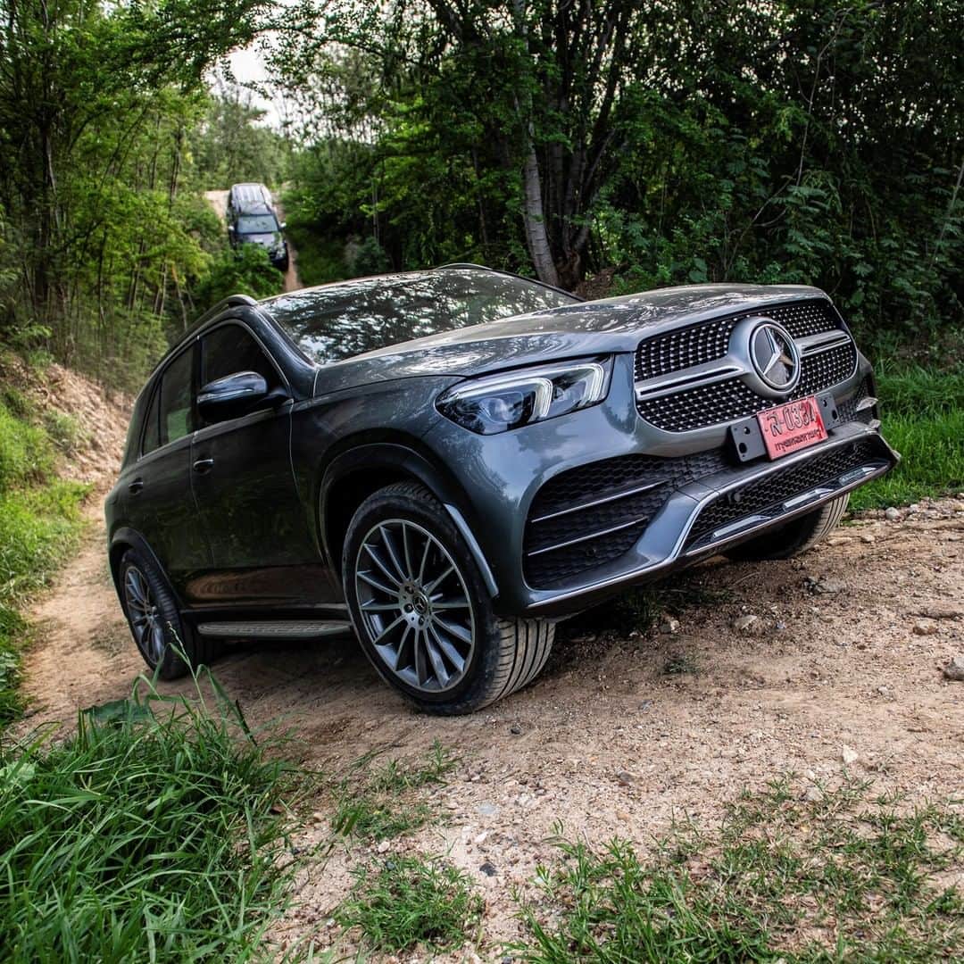 のインスタグラム：「รถ SUV คันนี้จะทำให้คุณสัมผัสความท้าทายในแบบออฟโรดได้อย่างแท้จริง เพราะนอกจากดีไซน์หรูหราล้ำสมัยแล้ว Mercedes-Benz GLE 300 d 4MATIC AMG Dynamic ดีไซน์ที่แข็งแกร่งทั้งโครงสร้าง และสมรรถนะขับเคลื่อน 4 ล้อ 4MATIC สยบทุกความท้าทายให้คุณเข้าถึงที่หมายได้แบบสบายๆ ⛰🏞   ติดตามความเคลื่อนไหวของเมอร์เซเดส-เบนซ์ ก่อนใครได้ที่ LINE Official Account @ mercedesbenzth http://mb4.me/MBTHLINE  สัมผัสประสิทธิภาพที่เหนือระดับของ GLE 300 d 4MATIC ได้ที่ www.mercedes-benz.co.th/GLE-SUV  #GLE #MercedesBenz #MercedesBenzThailand」