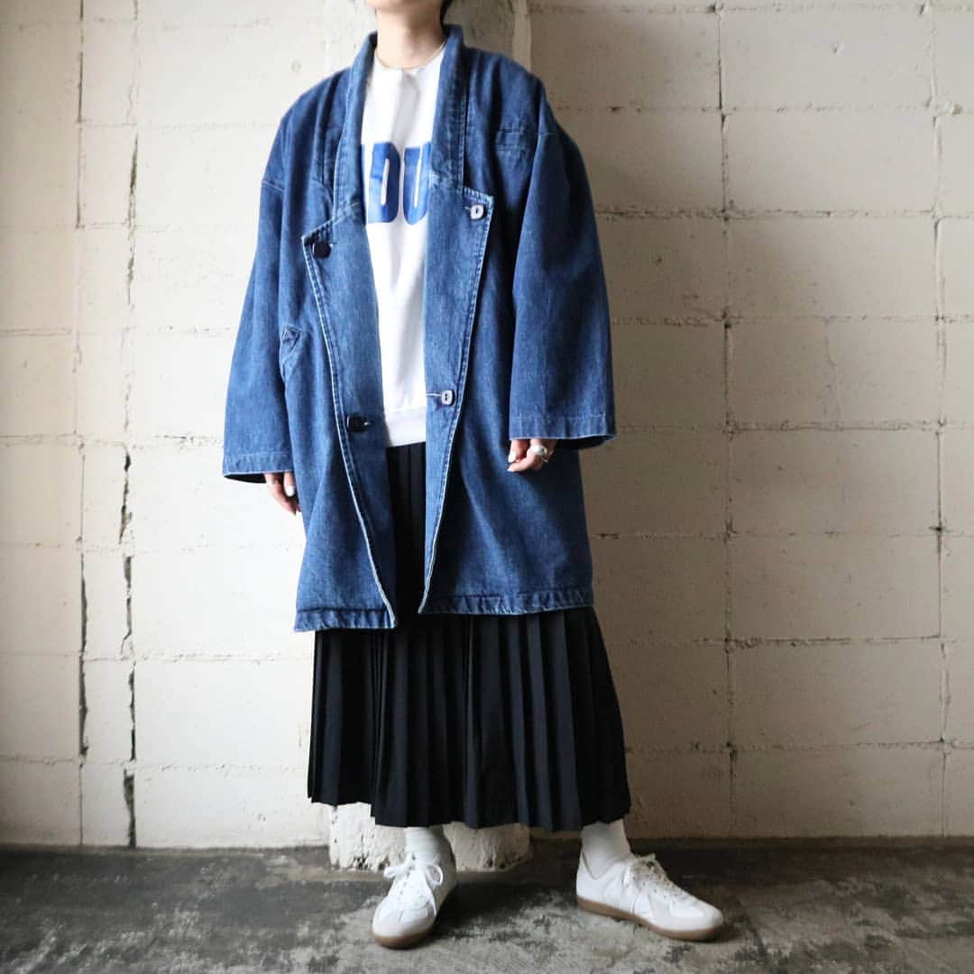 吉祥寺 古着屋 Orfeoのインスタグラム：「. Design Lapel Denim Jacket  #orfeo #kichijoji #tokyo #vintage #used #fashion #coordinate #outfit . . .  お問い合わせはインスタグラムのプロフィール掲載のメールアドレスにお願いいたします。コメント、DMでのお問い合わせは受け付けておりませんのでご了承ください。 ONLINE SHOPの商品も店頭にてご購入頂けます。気になる商品がございましたらスタッフにお声掛けください。 . 新型コロナウィルス感染症予防対策を徹底して営業しております。 ご来店の際はマスク着用、手指消毒にご協力ください。」