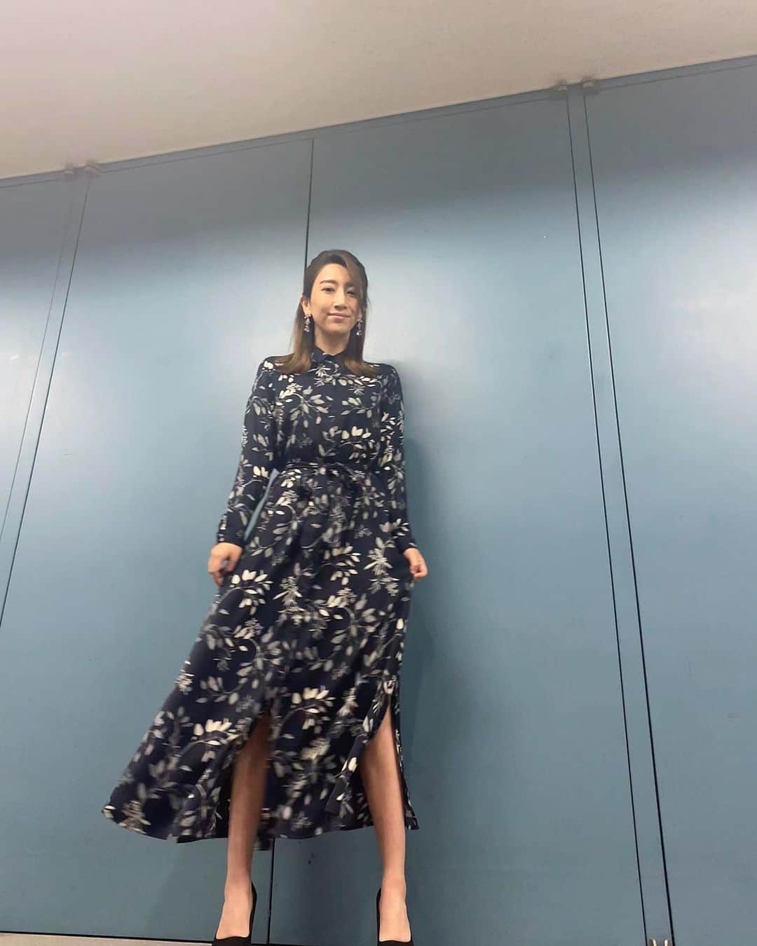 木嶋真優のインスタグラム：「今日のグッとラック📺 スリットの入り方が綺麗なワンピース☺️ ありがとうございました🙏 #私のマネージャーさんは急に姿を消したかと思ったほど床になってくれました #今日もありがとう」