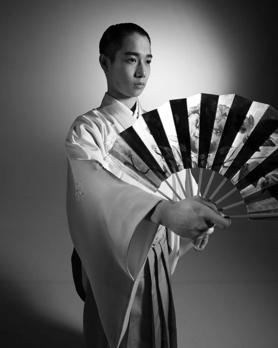 片岡千之助のインスタグラム：「３月１日YOUTUBE LIVE致します。 ＿＿＿＿＿＿＿＿＿＿＿＿＿＿＿＿＿＿＿＿＿ . . 昨年20歳と言う節目に世の中が 変わり始め、一年が過ぎ、 今年は３月１日に皆様に何か 発信が出来ないか？ということで YOUTUBE でのLIVE配信を致します。 . 同時に「千之會」Sennosuke Official も よりよいコンテンツで皆様に楽しんでいただきたく リニューアル。新たな会員様も募集致します。 . . 1回目17:30-18:30 ゲスト岩瀬大輔さん　 2回目21:00-22:00 ゲスト坂東龍汰さん ナビゲーターhideyaさん . . スペシャルゲストもお迎えいたします。 . . プロフィール欄からリンク貼ってあります。是非ご登録を！お願いいたします。 . . #片岡千之助　YOUTUBE↓ ※是非チャンネルの登録もお願いいたします。  https://www.youtube.com/channel/UCaVGkLXOJzlTG7r7UV0BTvA」