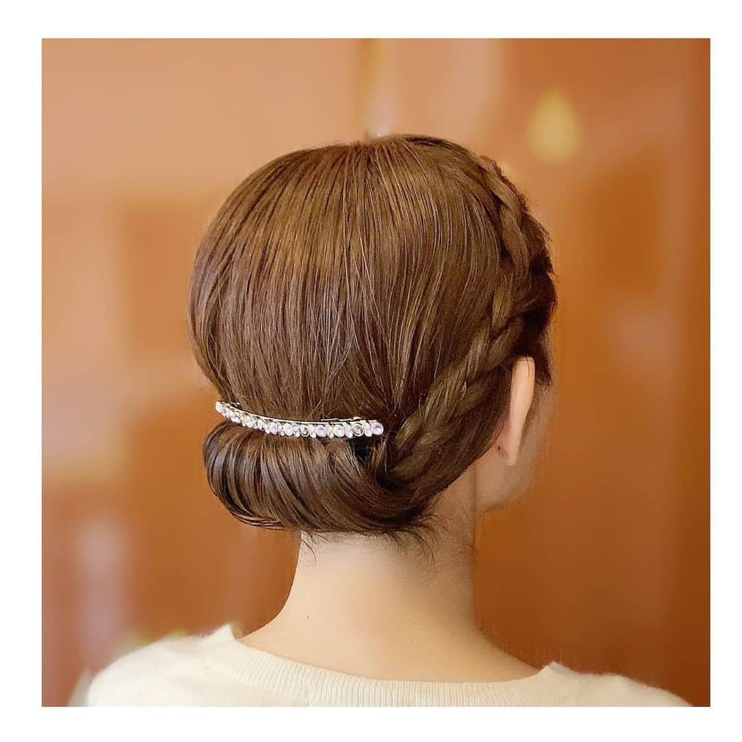風花舞さんのインスタグラム写真 - (風花舞Instagram)「昨日ヘアサロン行って髪の毛がツルツルサラサラ過ぎてうまくまとめられず、 何度も何度もやり直してもぅ両腕が痛くて(←ヘアレンジあるある)、  「次やってキレイにできなかったら、もぅこのアレンジ今日やめるっ😡」と、 半ばさじを投げそうになったところ、 ラスイチで思いの外パパっとうまくできてしまった。  それまでの時間と腕の痛みは？？  髪がツルツルサラサラだからじゃなく、 私の気合が足りなかったのか🤔？」2月25日 13時07分 - kazahanamai_official