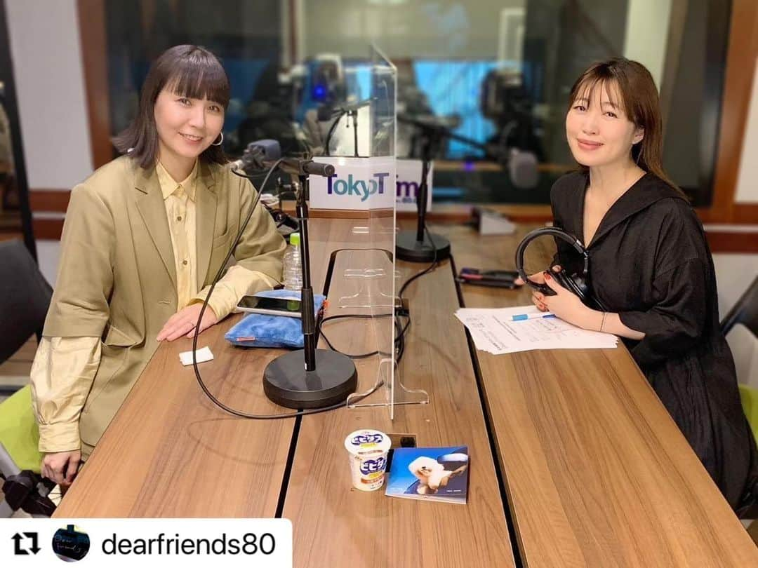 土岐麻子さんのインスタグラム写真 - (土岐麻子Instagram)「美雨ちゃんありがとう！  #Repost @dearfriends80 with @make_repost ・・・ 2/25 #ディアフレンズ シンガーの#土岐麻子 @tokiasako さんを お迎えしました♪  2月17日にカバーアルバム 『HOME TOWN ～Cover Songs～』を リリースされた土岐さん♪  #秦基博 さん「アイ」 #くるり「Jubilee」 #スピッツ「楓」などの名曲に加えて 土岐さんが2013年に発表したアルバム 『HEARTBREAKIN'』収録の楽曲に フィーチャリングアーティストとして 以前から親交のある #バカリズム さんを迎えた 「Rendez-vous in ’58 (sings with バカリズム)」も収録。  土岐麻子さん 「今回はこの曲を歌えて嬉しいなっていう 曲ばかりで、意外な選曲もあった。 これまでカバーアルバムを作ってきて 全部私のルーツになっている音楽とか 自分の過去を振り返るようなセレクトが 多かったんだけど、今回はスタッフ全員で 集まって、選曲会議をして。 幅広いジャンルから選ぶやり方をしたので 自分が好きで聴いていたけれども いざ自分が歌うという発想が なかった曲もあって。実際に歌ってみると やっぱりみんなが好きで、みんなから 愛されている楽曲って、それなりに理由が すごくあるなって。 歌っていて、大きな感情の中に 浮かんでいるような気持ちになる楽曲が多くて 名曲は懐が深い。」  美雨さん 「例えばスピッツの“楓” 名曲ですけれど、改めて歌ってみたら きっと、とんでもなくいい曲なんだろうなって」  土岐麻子さん 「サビの“さよなら”っていうところで 感情がわっと解放されるような感じがするなと 思っていたんだけど、やっぱり歌うと それ以上に自分の感情が解放される気がして これまでお別れしてきた色んなものに対して ありがとうっていう気持ちになれるような。 不思議でした。」  参加された豪華アレンジャー陣には… #川口大輔 さん #佐伯ユウスケ さん #ShinSakiura さん #Ovall の #関口シンゴさん #mabanua さん そして #トオミヨウ さん！！  原曲とはガラリと変わったアレンジも 聴きどころです。  ―――――――――――――――― 【#森永乳業 #CafeTalk】  Q. あなたにとってのパワースポットは？  「生まれ育ったマンション。 今は住んでいないんですけれども 大学生ぐらいの時かな、あのマンション まだあるかな？と思ってって行ってみたら 外壁の色も何も変わらずにあったんですよ。 それでなんかすごく幸せなことを たくさん思い出して、この駐車場で お父さんと遊んだなとか、ここでお母さんに 怒られたとか…そういうことで、疲れていた 心が復活した。今も変わらずにある マンションなので、時々行くんですよ。 部外者なのであまり怪しい行動は できないですけど（笑） 一時期、マンションの一室にエステのお店が あって、マンションに行きたいがために エステに通っていました（笑）」  ☆土岐麻子さんがパーソナリティをつとめる ラジオ番組『TOKI CHIC RADIO』 全国22局ネットで放送中！  #パワースポット #TokiAsako #TOKICHICRADIO #坂本美雨 #MiuSakamoto﻿ @miu_sakamoto﻿ #ディアフレンズ﻿ #tokyofm #JFN﻿ #全国38局ネット﻿ #radiko @tokyofm_official」2月25日 13時08分 - tokiasako