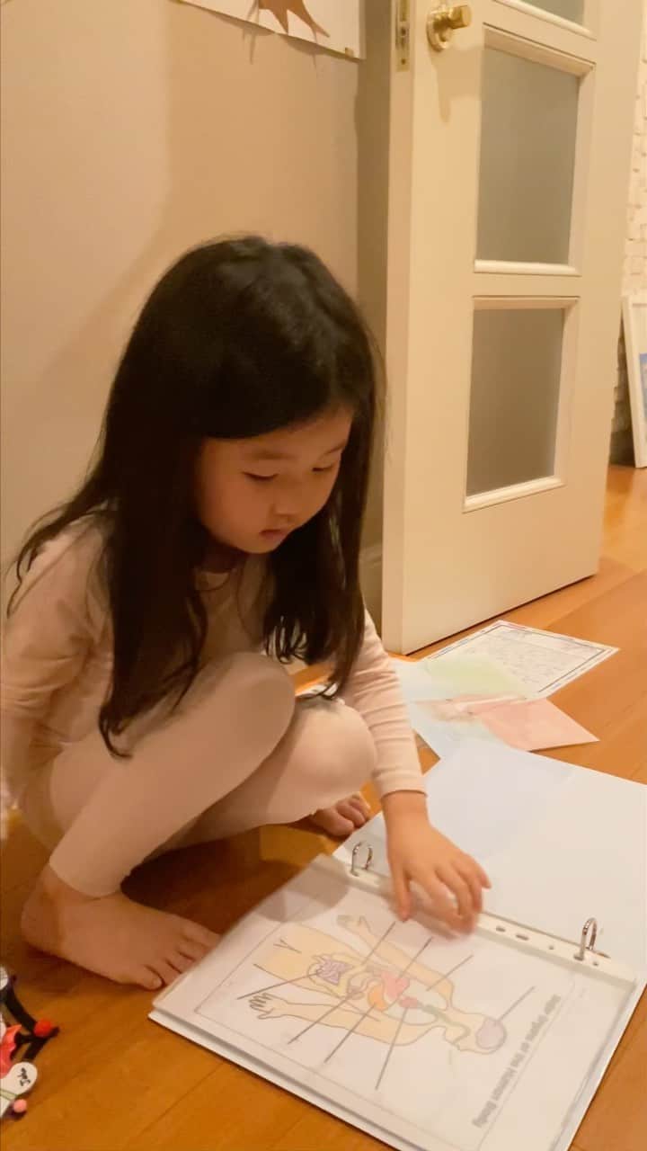 パク・タミのインスタグラム：「(아이들 사진, 영상은 기사화되는거 원치 않습니다. 부탁드릴게요🙏🏻)  어제 늦게 들어갔더니, 유치원에서 준 파일 가져와 종알종알 ~~ 그동안 뭘 배웠는지 다 보여주고 싶었던 주하❤️ 그만봐도 된다니까. . 그럴 수 없다고. . . 자기전까지 속닥 소곤거리는 달콤이 너  기운없다하면 꼬옥 안기며, 충전이라고 말하는 너  #사랑해사랑한다고」