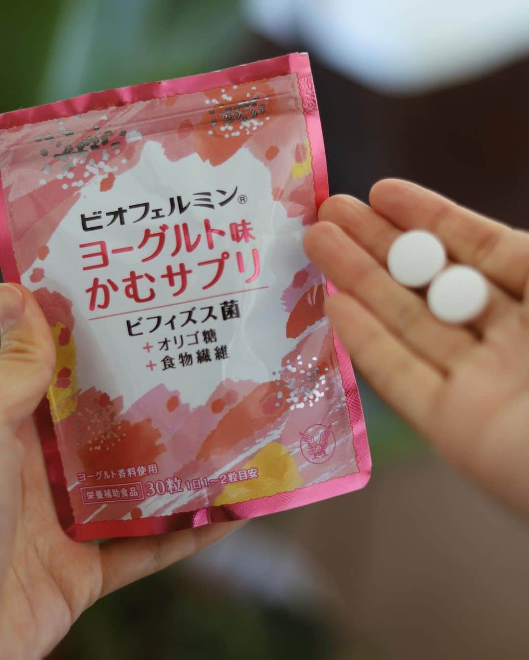小松あやさんのインスタグラム写真 - (小松あやInstagram)「. ビオフェルミン　ヨーグルト味　かむサプリ @biofermin_official を頂いたので、 最近はこれを健康のために続けています🤝     かむタイプって斬新だけど、 ラムネみたいで好き( ‘༥’ )ŧ‹”ŧ‹” 厳選されたビフィズス菌とオリゴ糖や食物繊維を 手軽に摂れちゃう優秀なサプリなのに、 お手頃なお値段なのも魅力的👛🙏 　 　 ついつい運動不足になりがちな冬だからこそ、 健康にも気をつけていかないとですな💪( ¨̮ 💪) 　 　 #ビオフェルミン　#かむサプリ #PR　#おうち時間　 #リラックス　#まったり #ビオフェルミン製薬 #ビフィズス菌 #オリゴ糖 #食物繊維 #乳酸菌」2月25日 13時11分 - i_am_ayakomatsu
