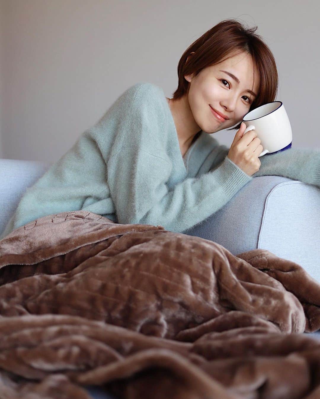 小松あやのインスタグラム：「. ビオフェルミン　ヨーグルト味　かむサプリ @biofermin_official を頂いたので、 最近はこれを健康のために続けています🤝     かむタイプって斬新だけど、 ラムネみたいで好き( ‘༥’ )ŧ‹”ŧ‹” 厳選されたビフィズス菌とオリゴ糖や食物繊維を 手軽に摂れちゃう優秀なサプリなのに、 お手頃なお値段なのも魅力的👛🙏 　 　 ついつい運動不足になりがちな冬だからこそ、 健康にも気をつけていかないとですな💪( ¨̮ 💪) 　 　 #ビオフェルミン　#かむサプリ #PR　#おうち時間　 #リラックス　#まったり #ビオフェルミン製薬 #ビフィズス菌 #オリゴ糖 #食物繊維 #乳酸菌」