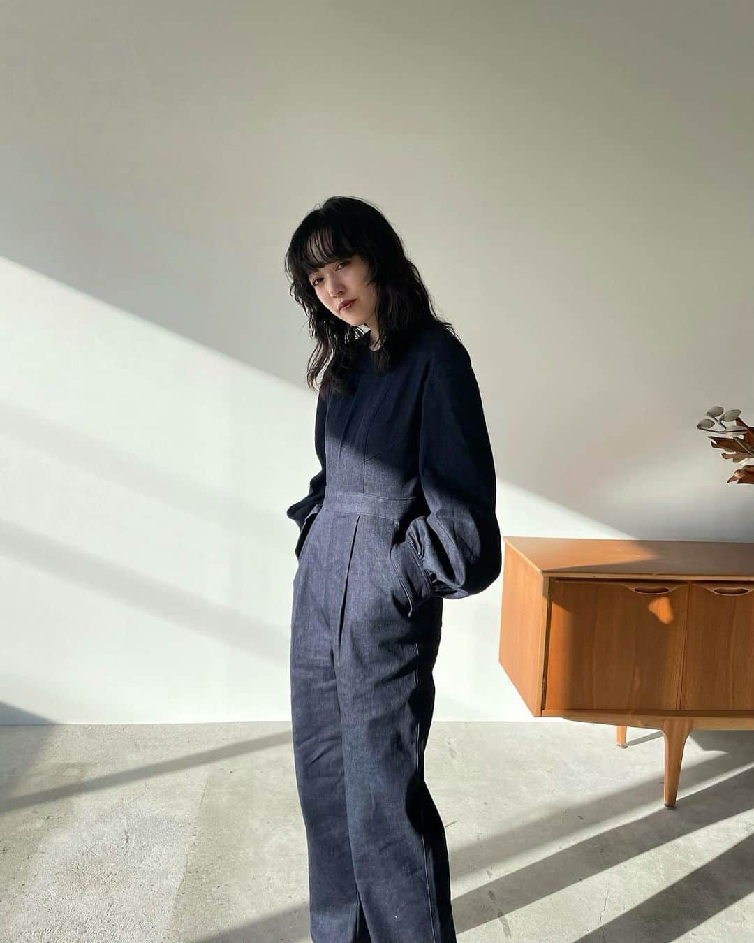 AICOのインスタグラム：「デニムのジャンプスーツ凄く好み。 ヒールで綺麗に合わせる。70sな気分。 Back open denim jump suit. #clane#21ss」