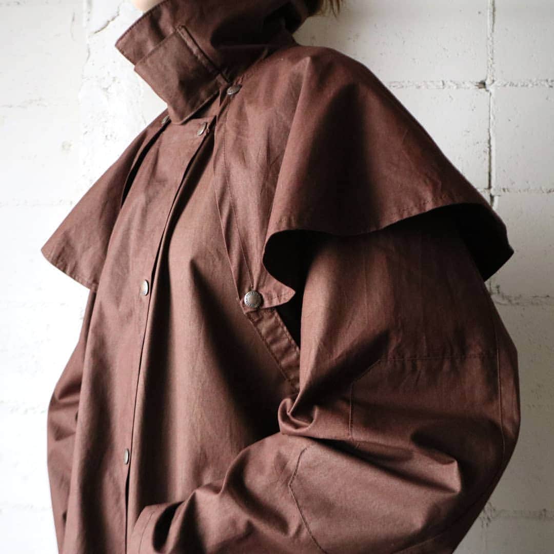 吉祥寺 古着屋 Orfeoのインスタグラム：「. Removeble Cape Brown Coat  #orfeo #kichijoji #tokyo #vintage #used #fashion #coordinate #outfit . . .  お問い合わせはインスタグラムのプロフィール掲載のメールアドレスにお願いいたします。コメント、DMでのお問い合わせは受け付けておりませんのでご了承ください。 ONLINE SHOPの商品も店頭にてご購入頂けます。気になる商品がございましたらスタッフにお声掛けください。 . 新型コロナウィルス感染症予防対策を徹底して営業しております。 ご来店の際はマスク着用、手指消毒にご協力ください。」