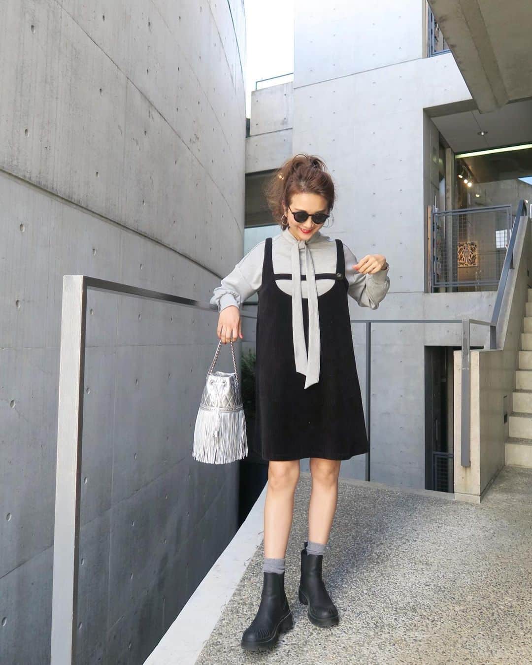 Mai Wakimizuのインスタグラム：「ボウタイトップスでしたかったコーデの一つ♡お気に入りのワンピを引っ張り出して来ました＼(^o^)／ボウタイのくくり方はこれがしっくり♡カットソーだけど、とろみのある上品な生地感が着心地の良さをプラスしてくれます♡お色で悩まれてる方多いみたいですが、個人的にお勧めはgrayです♡ #wakkinstyle#ootd#coordinate#ママコーデ tops#linkable @linkable_official(今夜20:00発売) dress:#linkable @linkable_official  bag:#jandmdavidson  shoes:#zara sunglasses:#eyevan」